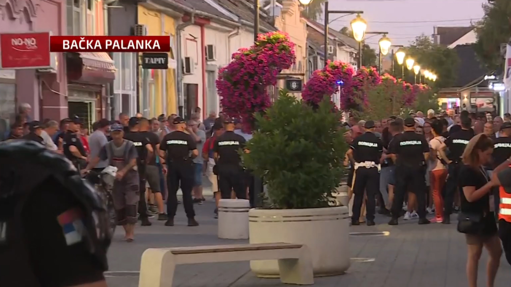 Bačka Palanka, protest. Batinaši na protestu u Bačkoj Palanci Foto: N1