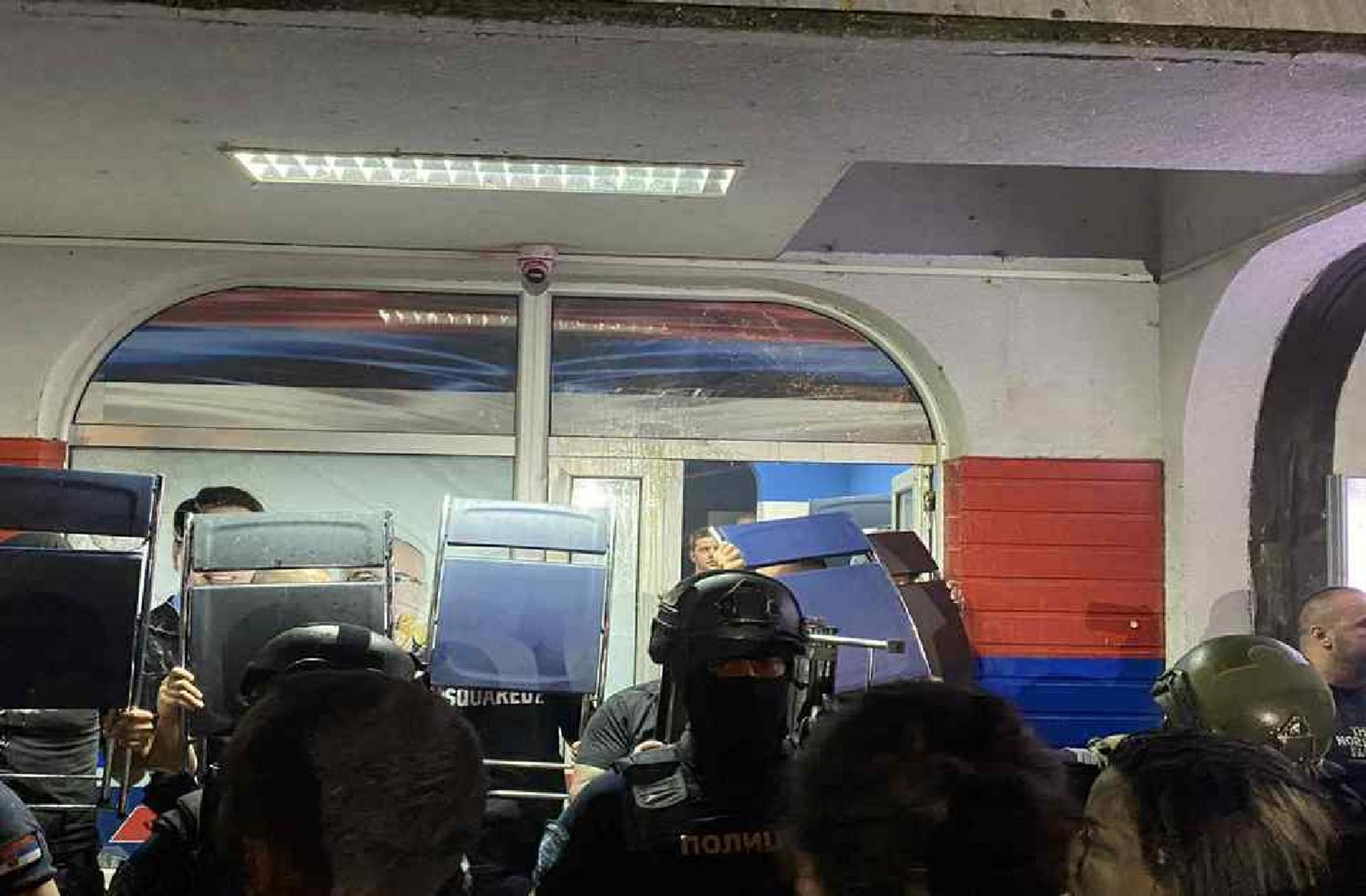 Sukobi_ispred_SNS_prostorija_b