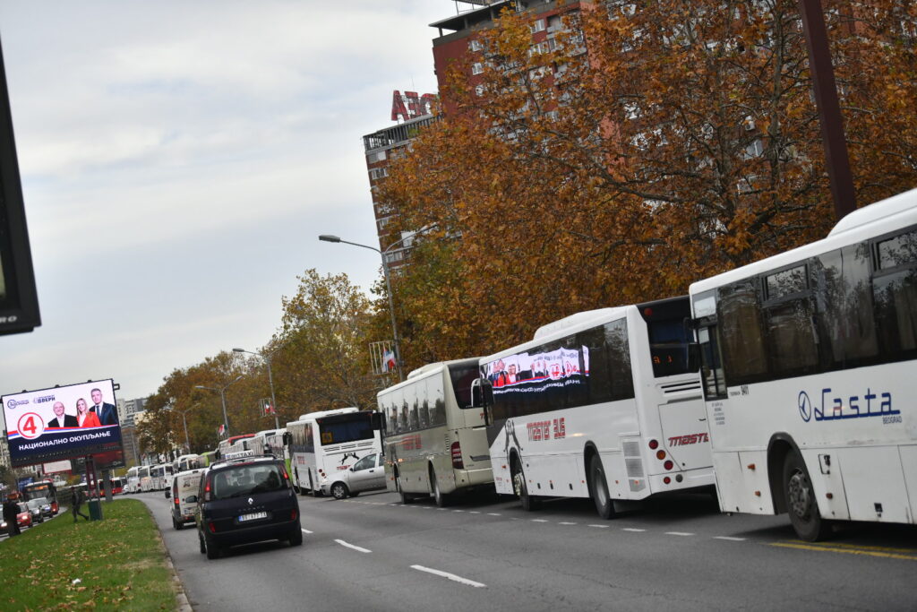 Beograd 02. decembar 2023. Pristalice SNS simpatizeri dolaze na skup SNS u Stark Arenu, Srpska napredna stranka autobusi Foto:Vesna Lalić/Nova.rs