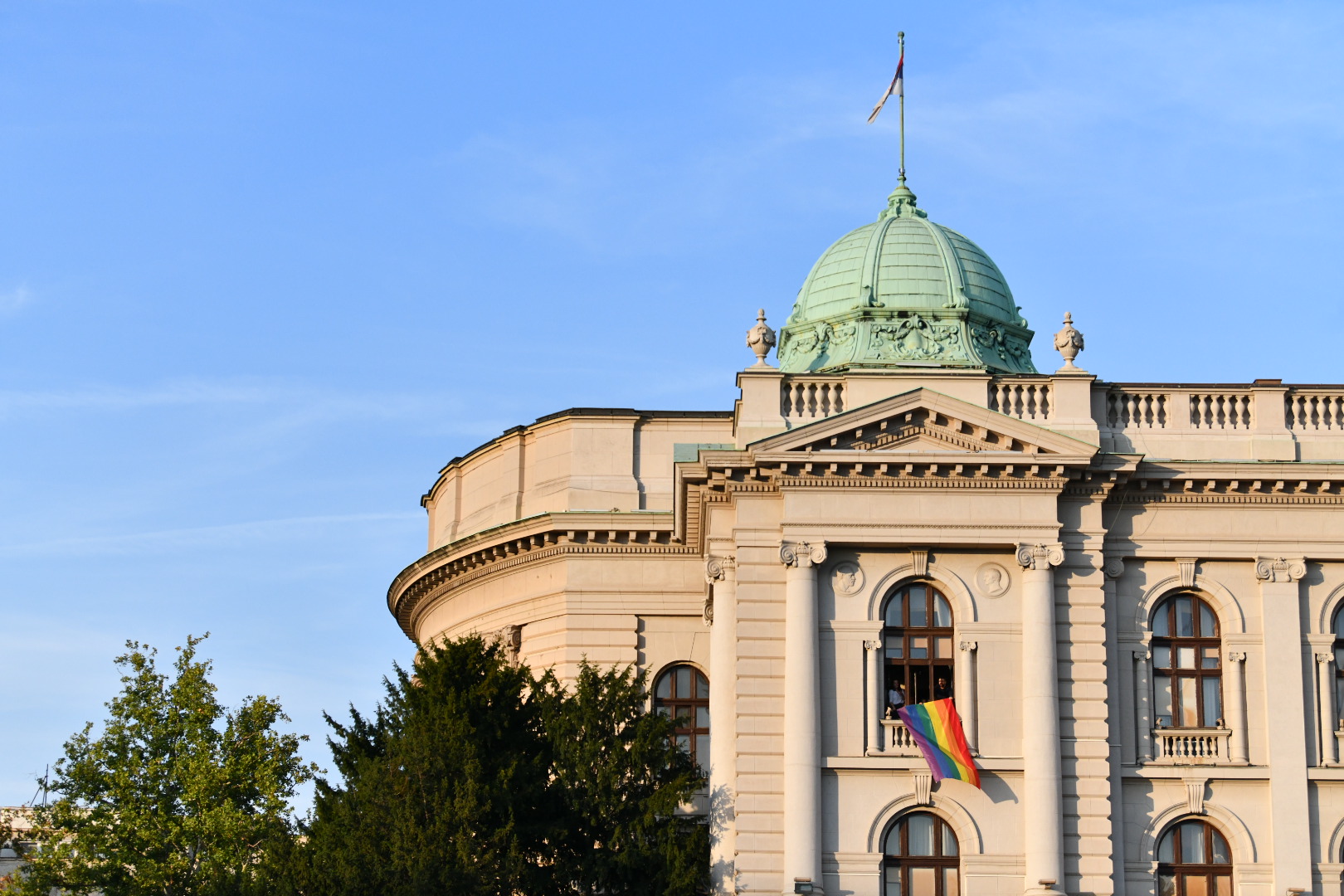 Beograd, 07.09.2024. Prajd šetnja, Prajd 2024. Parada ponosa, Foto: Vesna Lalić/Nova.rs, skupština, narodna skupština, gej zastava na skupštini srbije