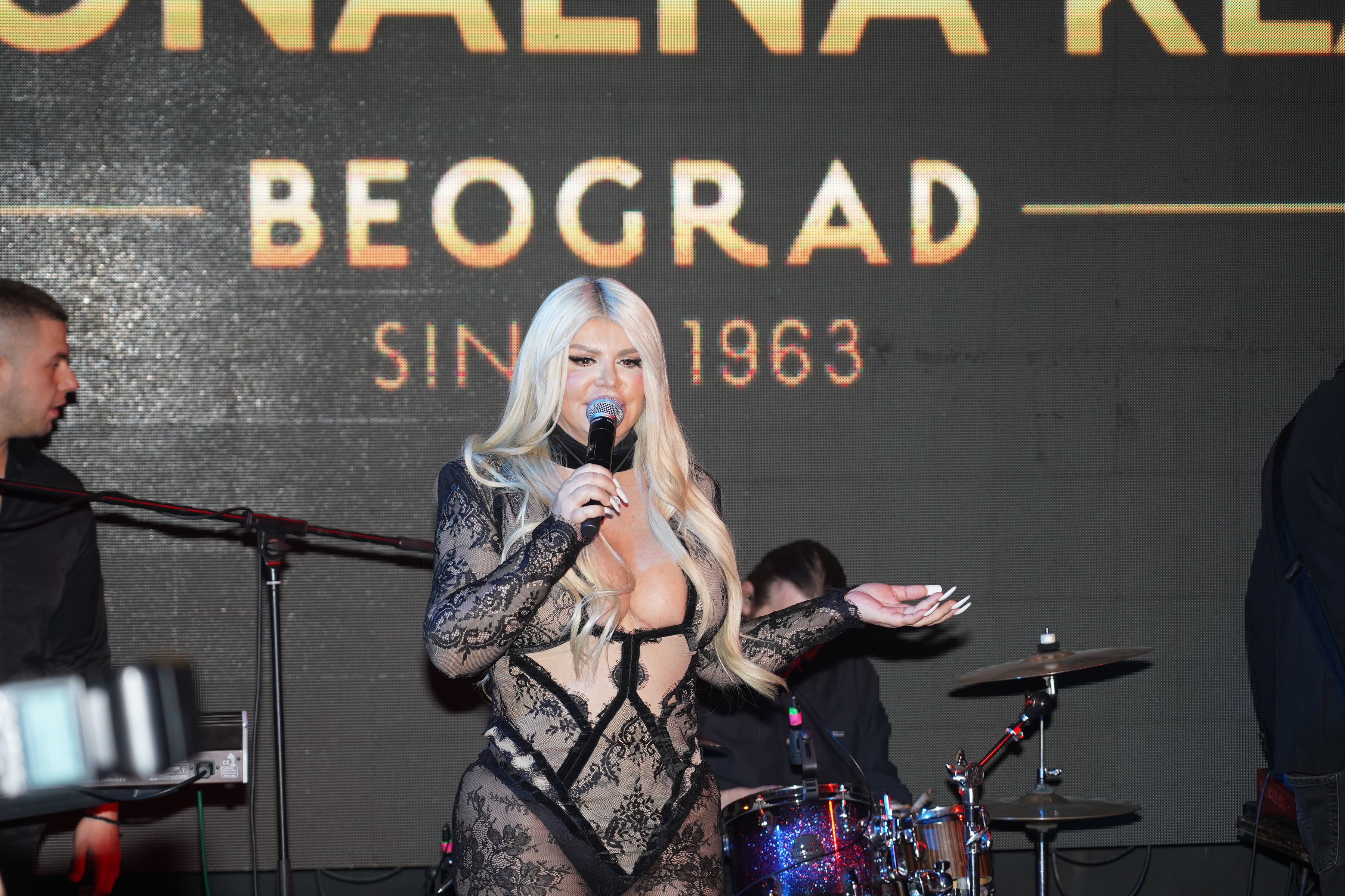 Dara Bubamara sang at the Nacionalna Klasa restaurant to welcome the Serbian New Year.Dara Bubamara je za docek Srpske nove godine pevala u restoranu Nacionalna klasa.