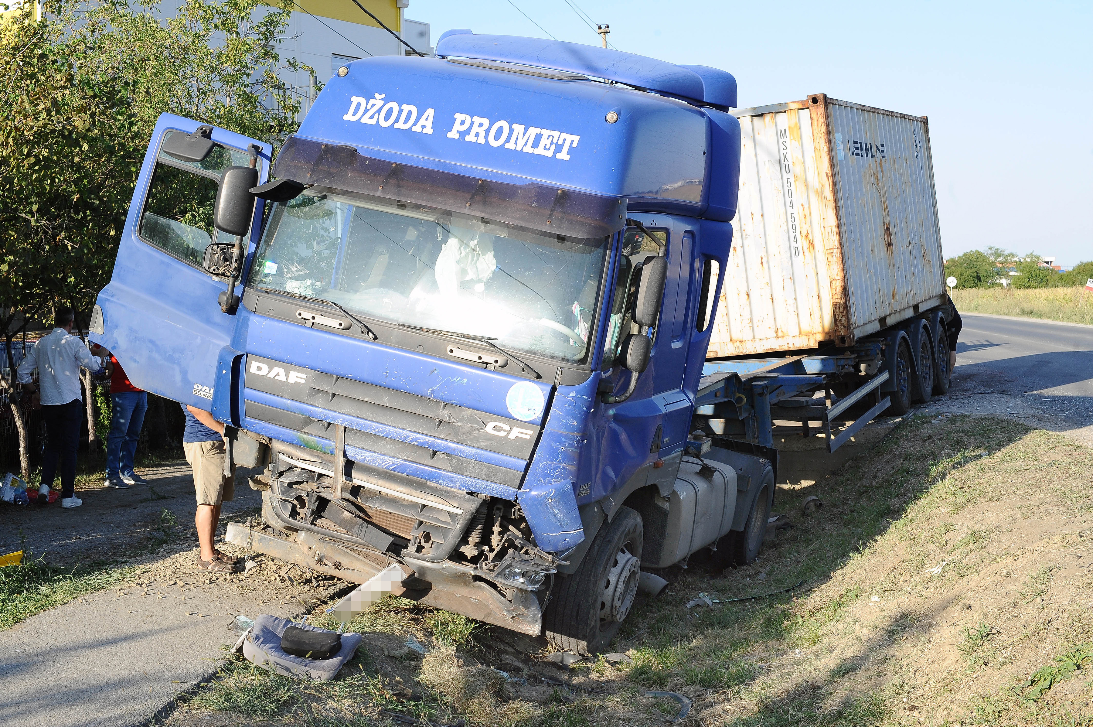 A serious traffic accident occurred on the Ugrinovci-Batajnica road, on Zemunska Street, in which the driver (19) and the passenger (17) of an Opel passenger car lost their lives.Teska saobracajna nesreca dogodila se na putu Ugrinovci-Batajnica, u Zemun