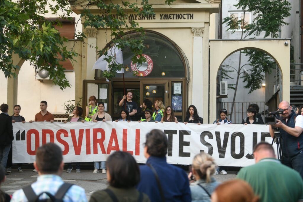 Beograd, 28.05.2025. Fakultet muzičke umetnosti i park Manjež, protest, studenti u blokadi, podrška studentima u blokadi FMU, bojkot online nastave Foto: Filip Krainčanić/Nova.rs