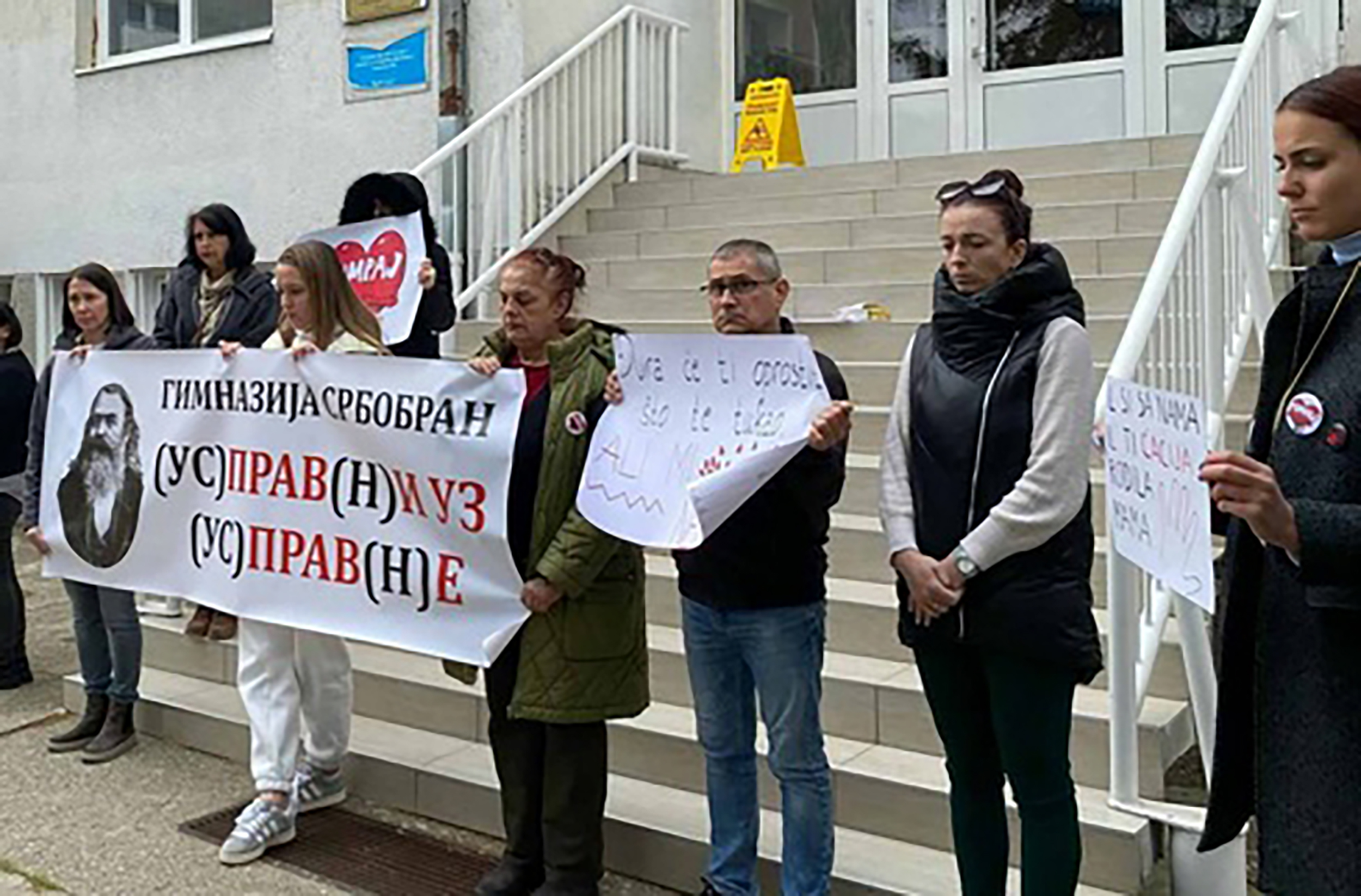 srbobran Gimnazija i stručna škola u Srbobrnau, a direktorka je Jasmina Crveni.