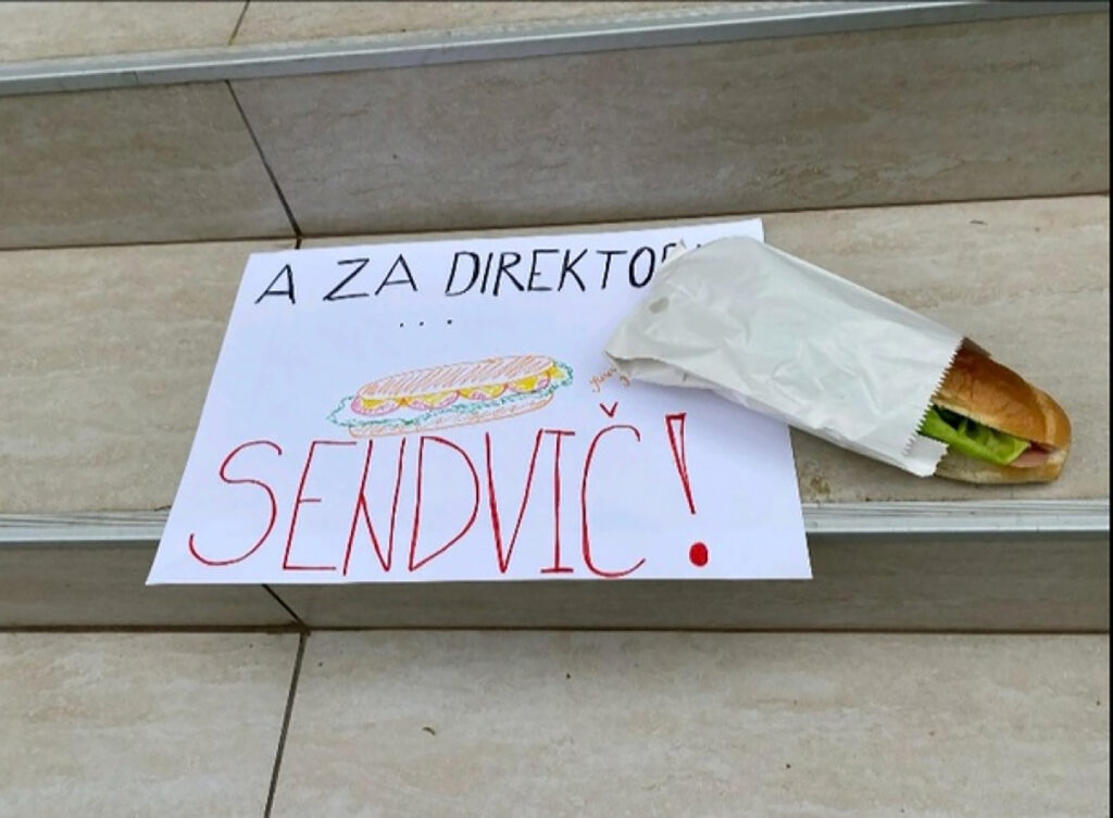 srbobran Gimnazija i stručna škola u Srbobrnau, a direktorka je Jasmina Crveni.
