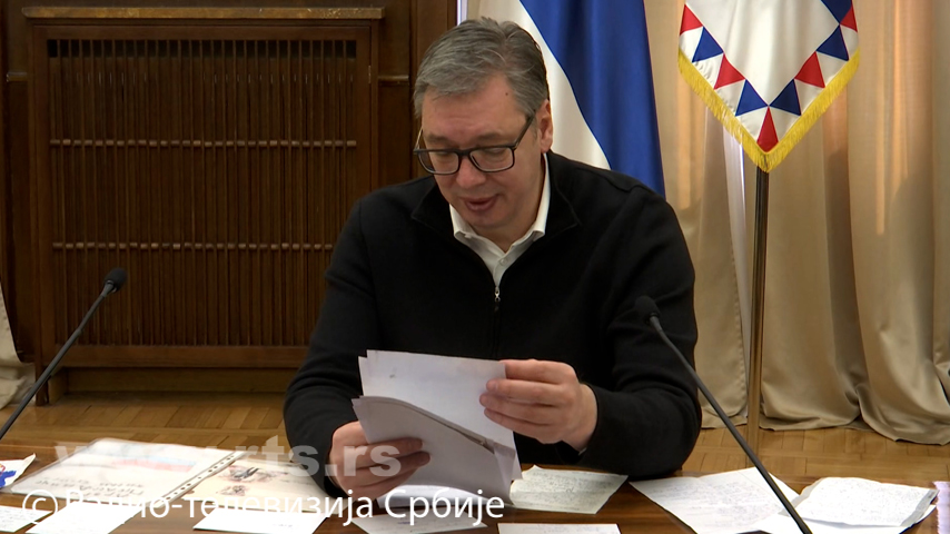 Aleksandar Vučić čita pisma, pismo, skup Foto: RTS
