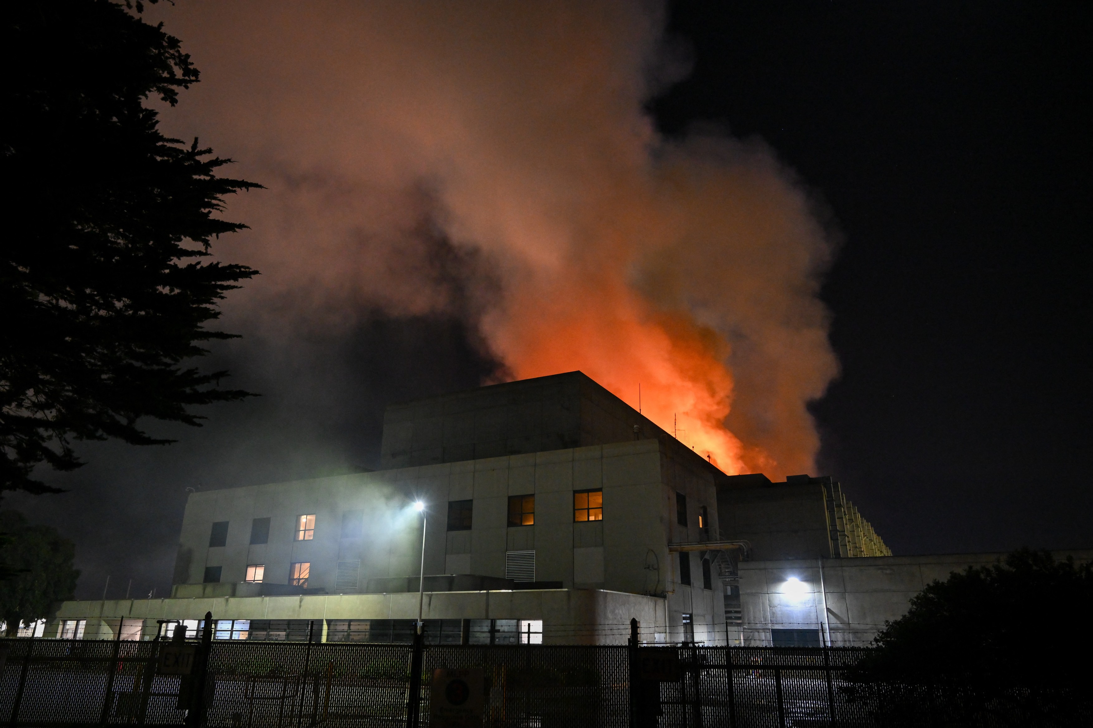 fabrika požar kalifornija Moss Landing Power Plant Fire in California