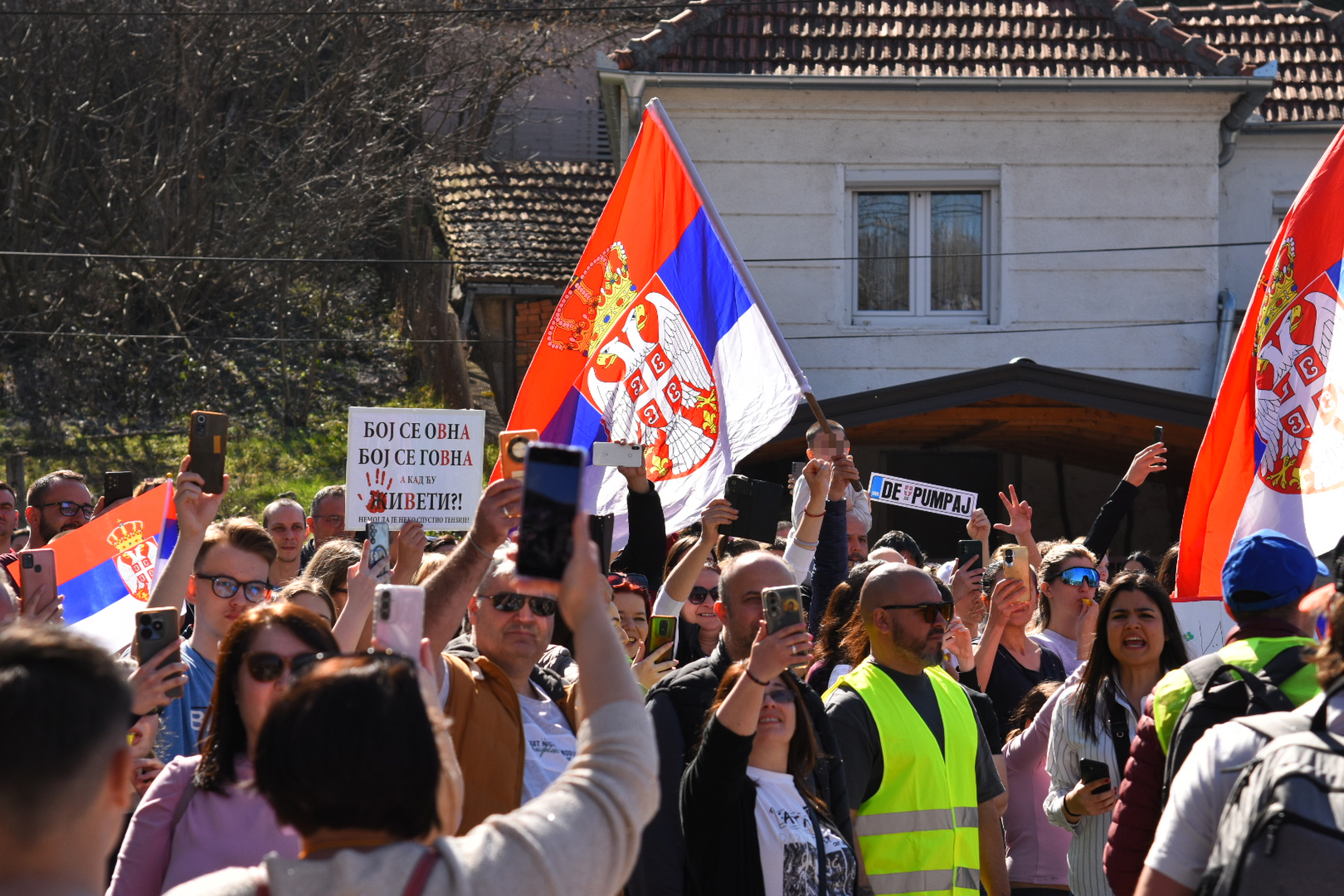 Students blocking the faculties in Nis set off from the Manasija Monastery on a six-day protest walk "Ide Nis, stize Nis" to Belgrade, where a large protest will be held on March 15th, and the first destination in the "Student in every village" action was