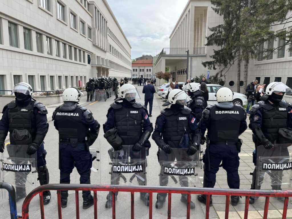 Novi Sad 17.04.2025. Studenti ispred Skupštine Vojvodine, protest ispred Skupštine Vojvodine, APV, policija Foto: Nenad Mihajlović/Nova.rs BEZ POTPISA
