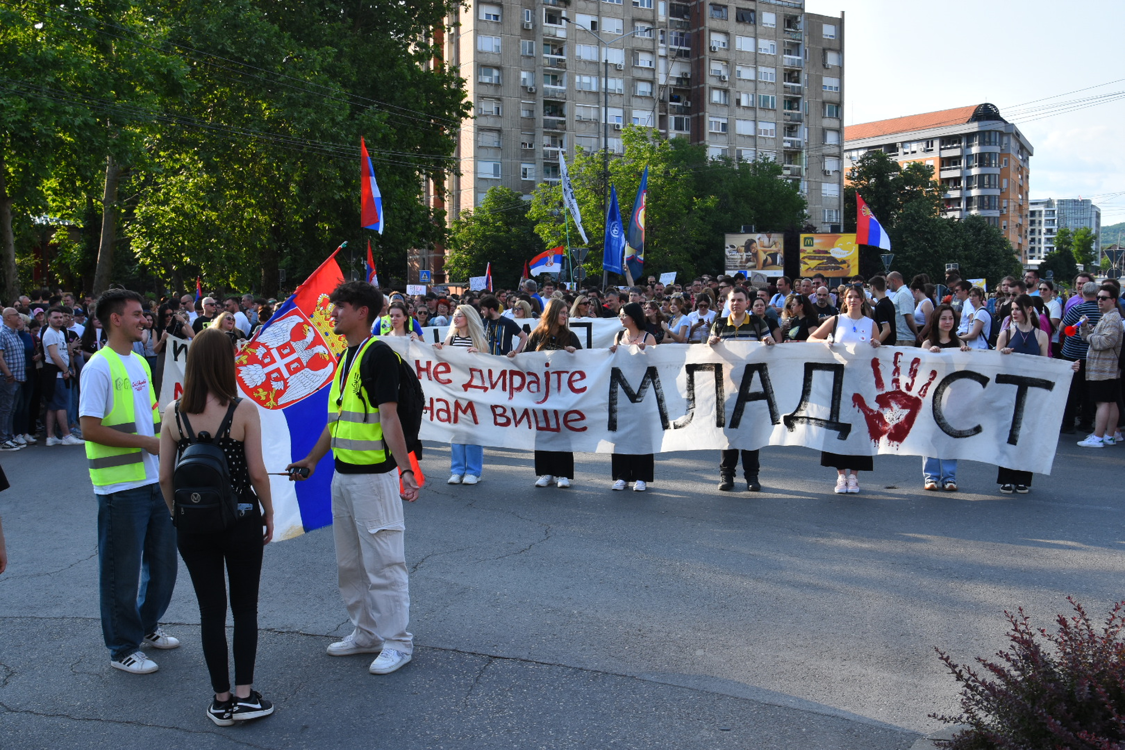 At 6 pm, as part of the large "Vostani Serbia" protest, which is taking place in 34 cities in Serbia, a protest also began in Nis.U 18 sati je u sklopu velikog protesta "Vostani Serbije" koji se odrzava u 34 grada u Srbiji poceo i protest u Nisu.
