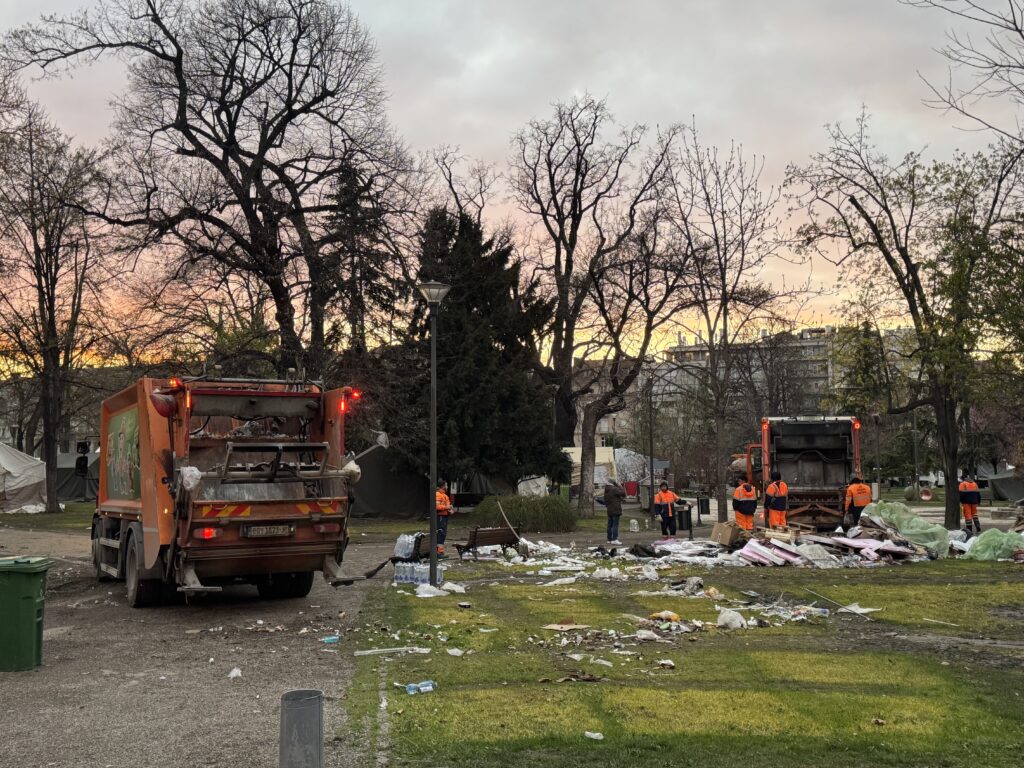 Beograd 18. mart 2025. Pionirski park studenti 2.0 koji žele da uče, Ćacilend, smetlište, gradska čistoća čisti  Foto: Vladislav Mitić/Nova.rs