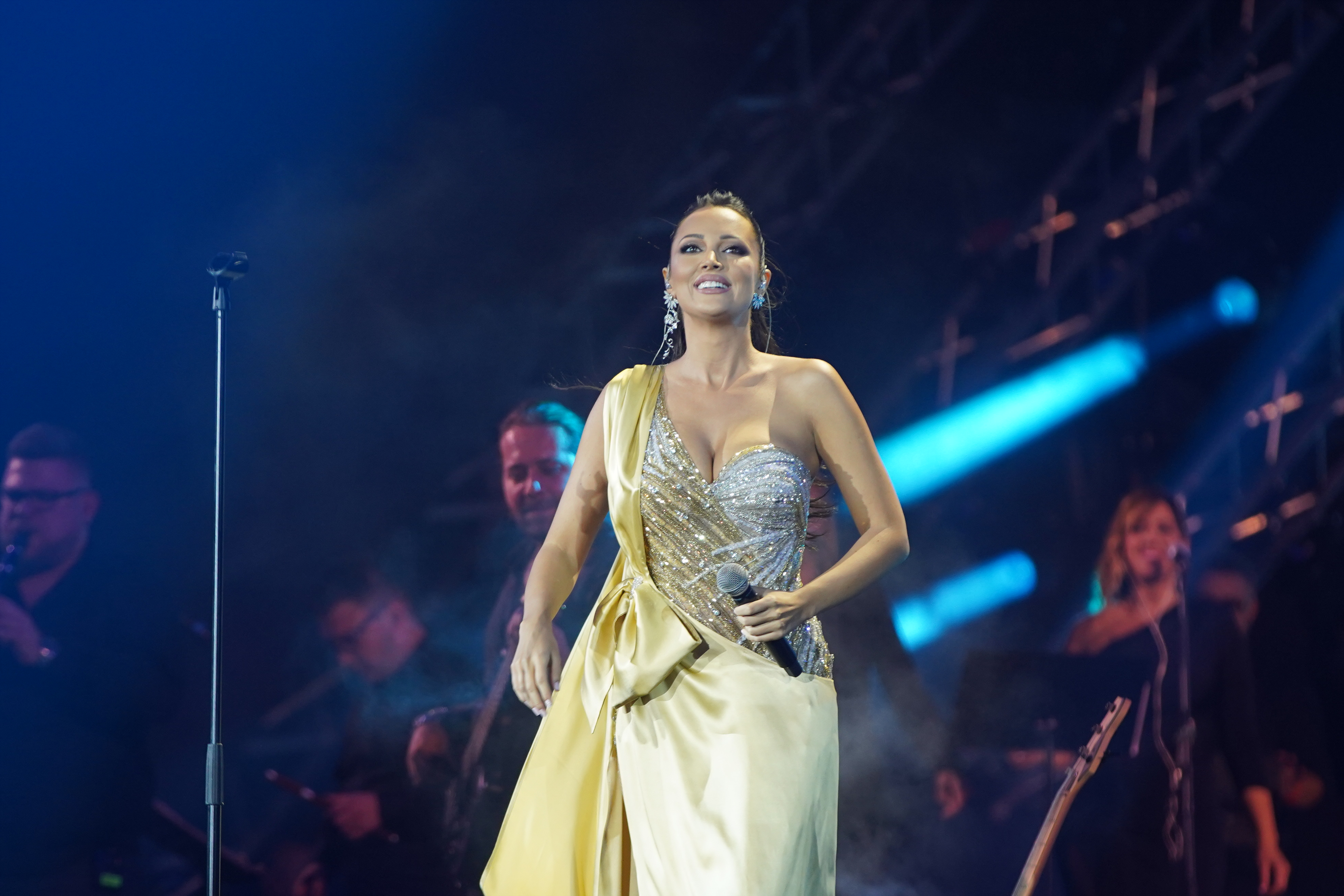 Aleksandra Prijovic started her regional tour "From East to West" with the first of three concerts in Belgrade's Stark Arena.Aleksandra Prijovic je prvim od tri koncerta u beogradskoj Stark Areni zapocela svoju regionalnu turneju "Od istoka do zapada".