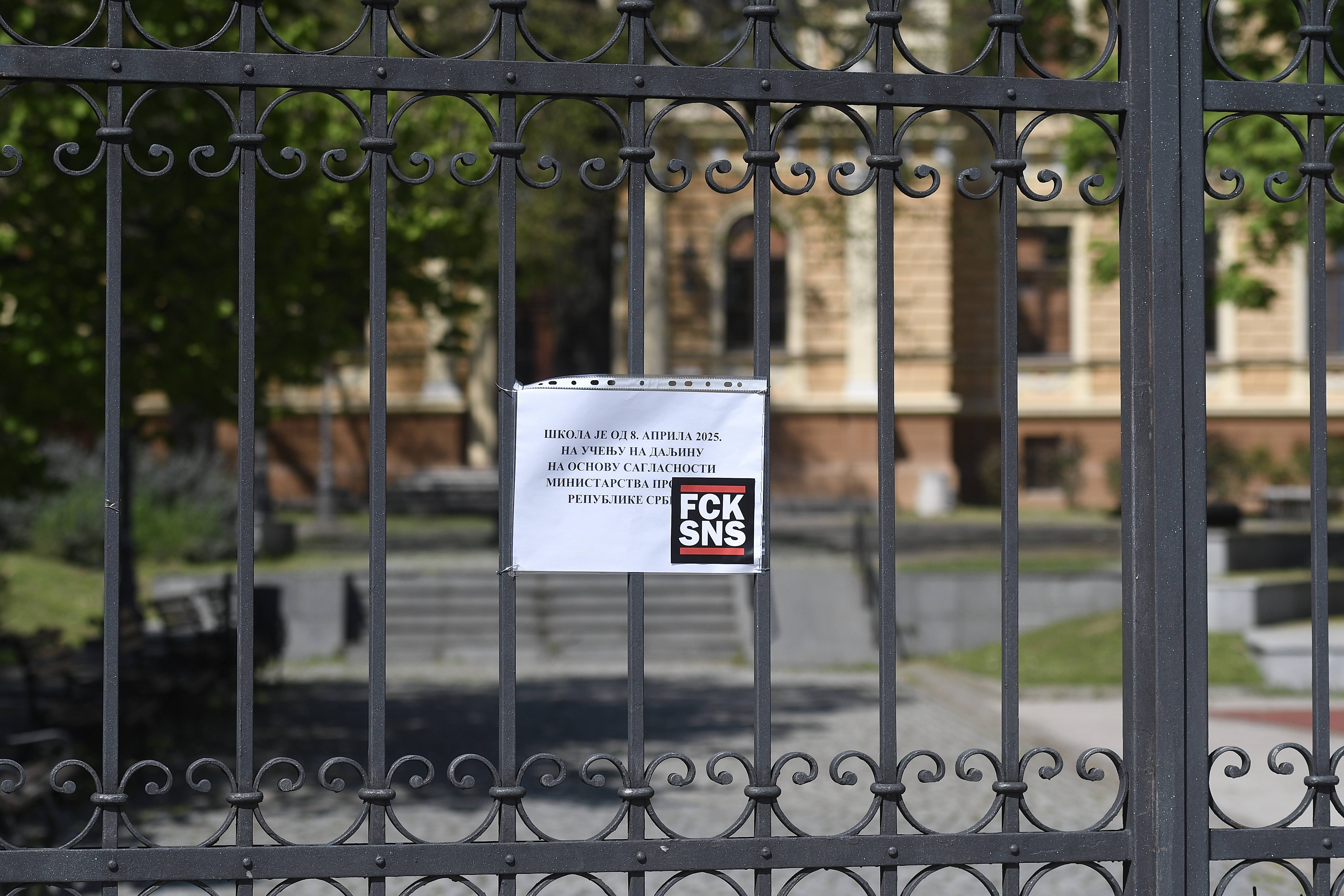 Novi Sad, 8.04.2025. - Natpis na kapiji Gimnazije "Jovan Jovanovic Zmaj" u Novom Sadu na kome pise da je ova skola danas presla na onlajn nastavu. Uz vest Bete. (BETAPHOTO/DRAGAN GOJIC)
