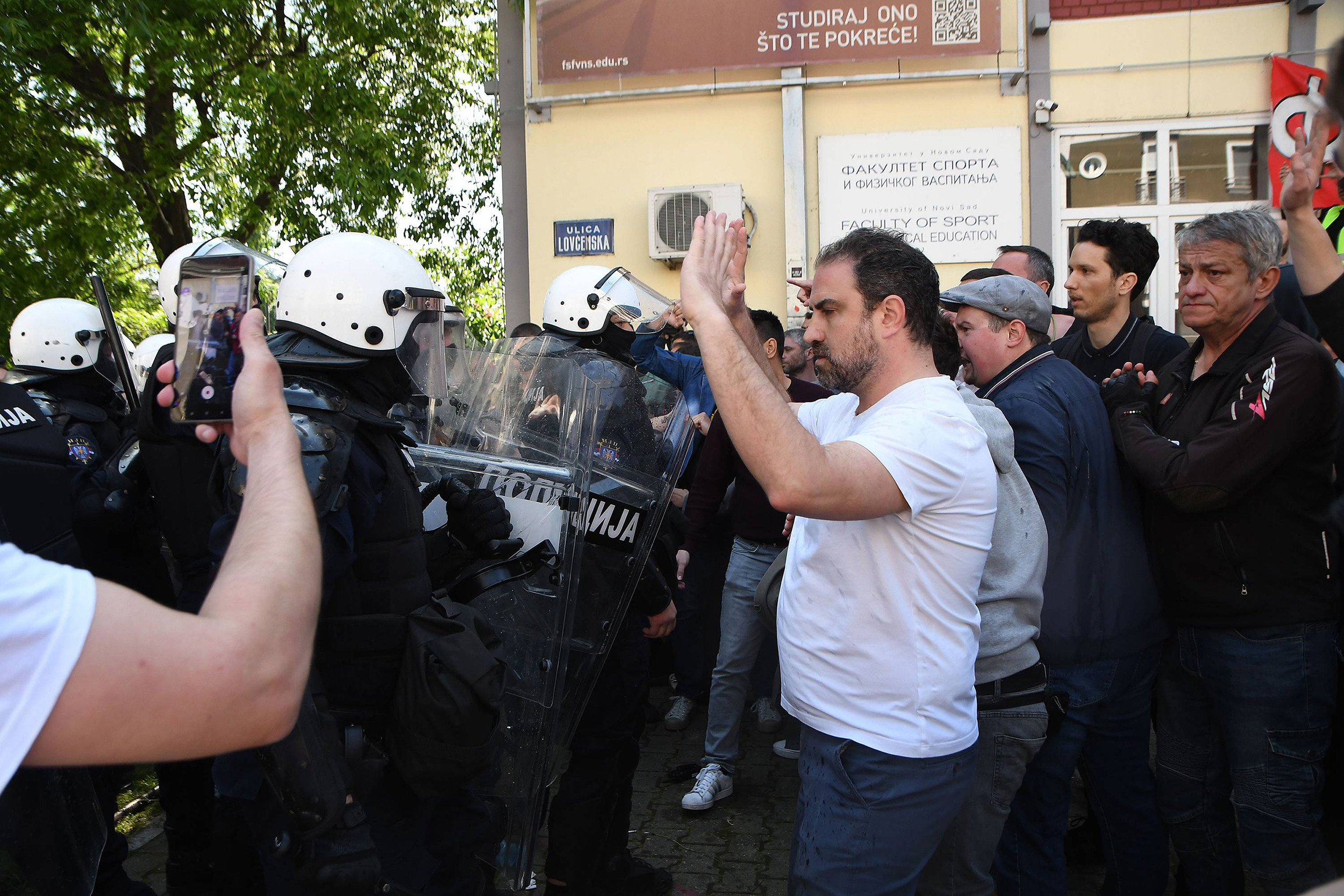 POLICIJA U NOVOM SADU INTERVENISALA ISPRED DIF-A