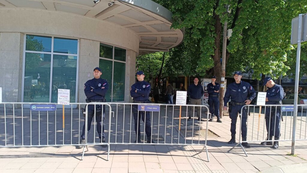 Niš sednica Skupštine protest ispred policija