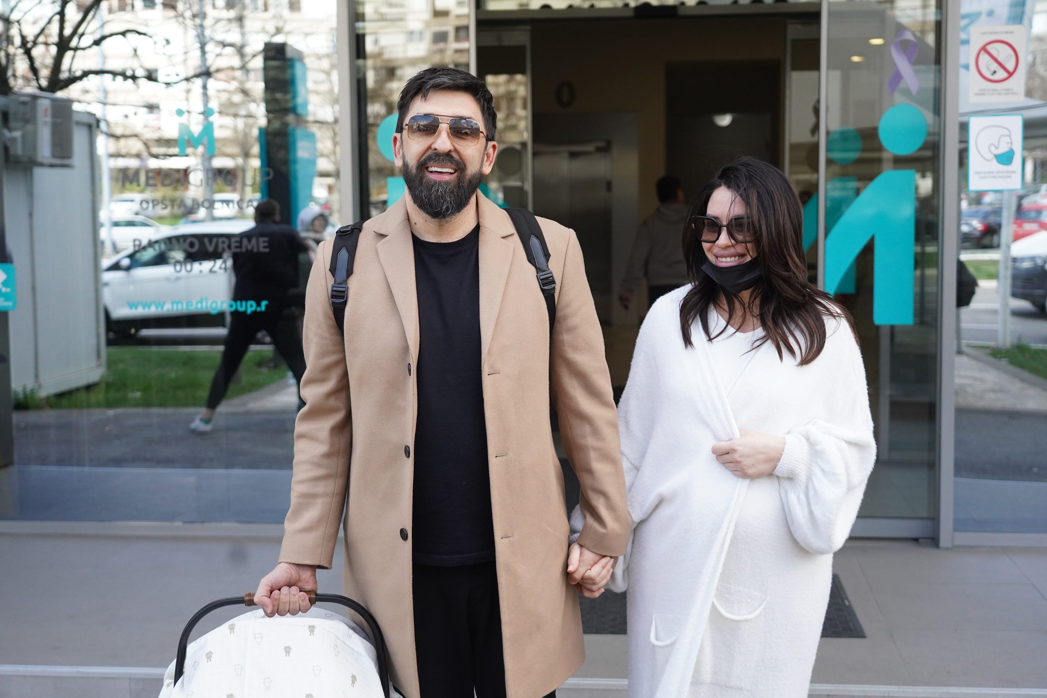 TV personality Ognjen Amidzic took his wife Mina and son Perun out of Medigroup maternity hospital.TV lice Ognjen Amidzic je izveo iz porodilista Medigroup suprugu Minu i sina Peruna.