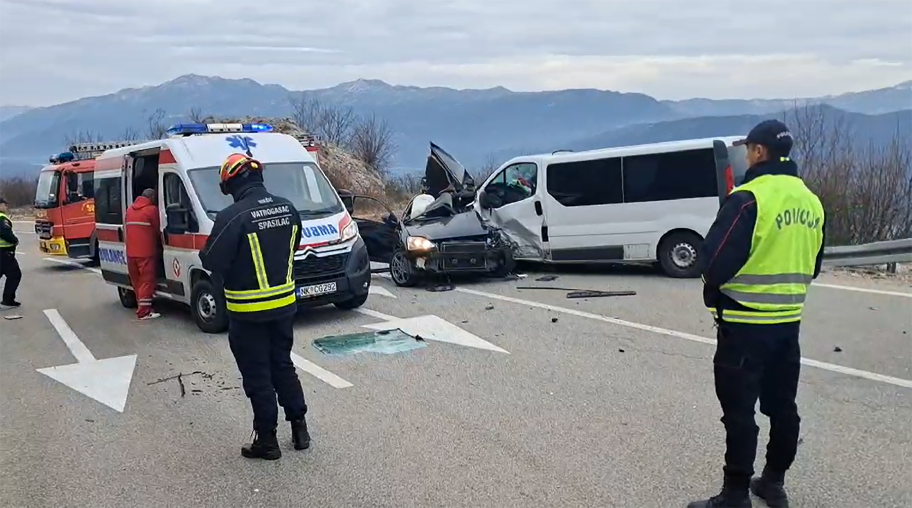 Podgoričanin poginuo u saobraćajnoj nesreći iznad Slanog jezeram U saobraćajnoj nesreći iznad Slanog jezera stradao je N.B. (1998.) iz Podgorice, kazali su nam iz Službe zaštite i spašavanja, policija vatrogasci hitna pomoć