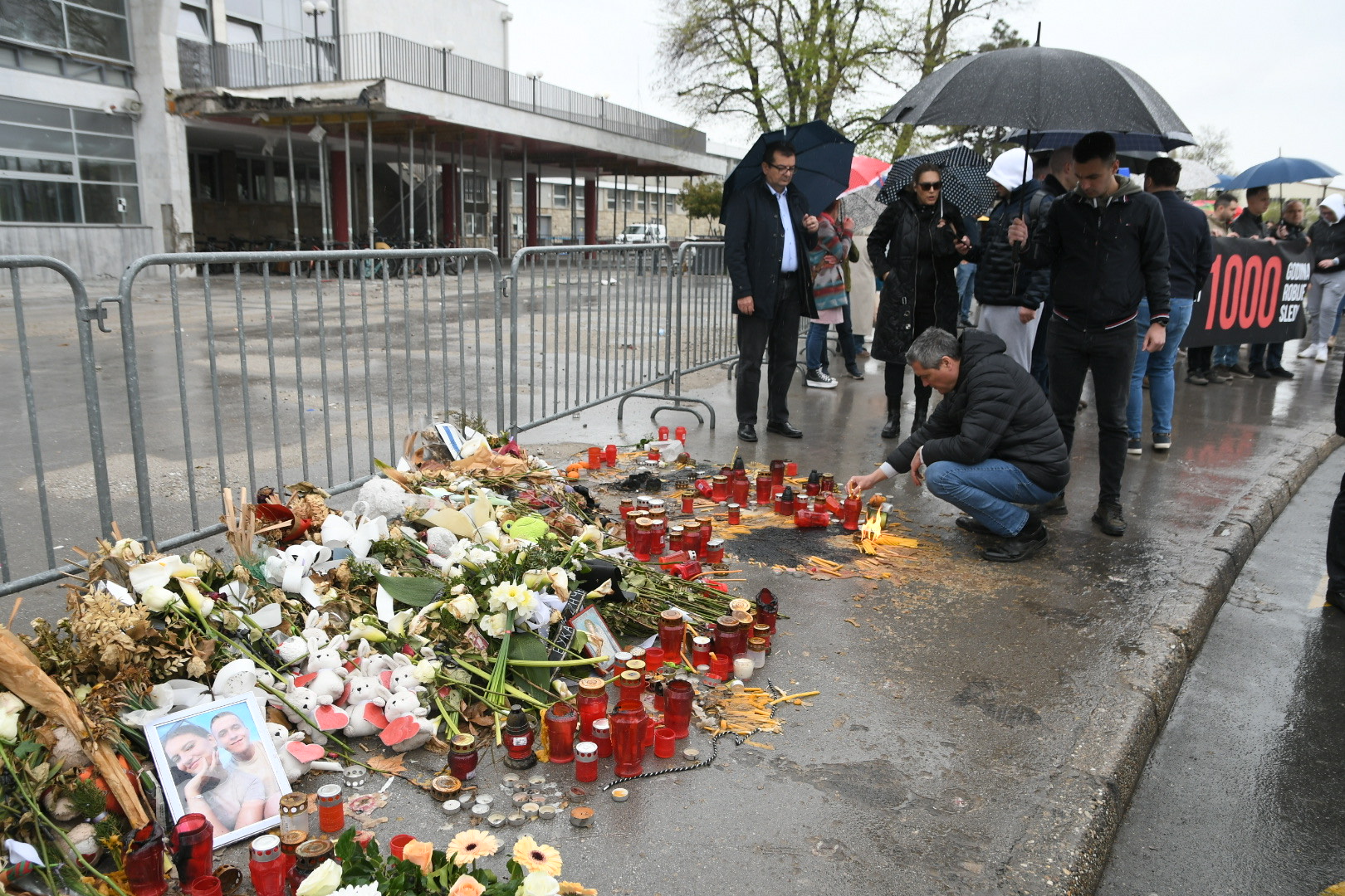 Novi Sad 01.04.2025. Pet meseci od tragedije na Železničkoj stanici u Novom Sadu, odavanje počasti nastradalima u padu nadstrešnice na Železničkoj stanici u Novom Sadu, paljenje sveća, pomen Foto: Nenad Mihajlović/Nova.rs BEZ POTPISA