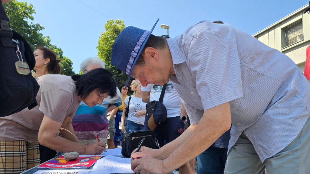 Karaburma
Mesto: Beograd
Datum: Sat Jun 14 12:01:19 CEST 2025
Dogadjaj: DRUŠTVO - protest žitelja Karaburme zbog neplanske gradnje
Fotoreporter: Marko Dragoslavić
Izvor: FoNet