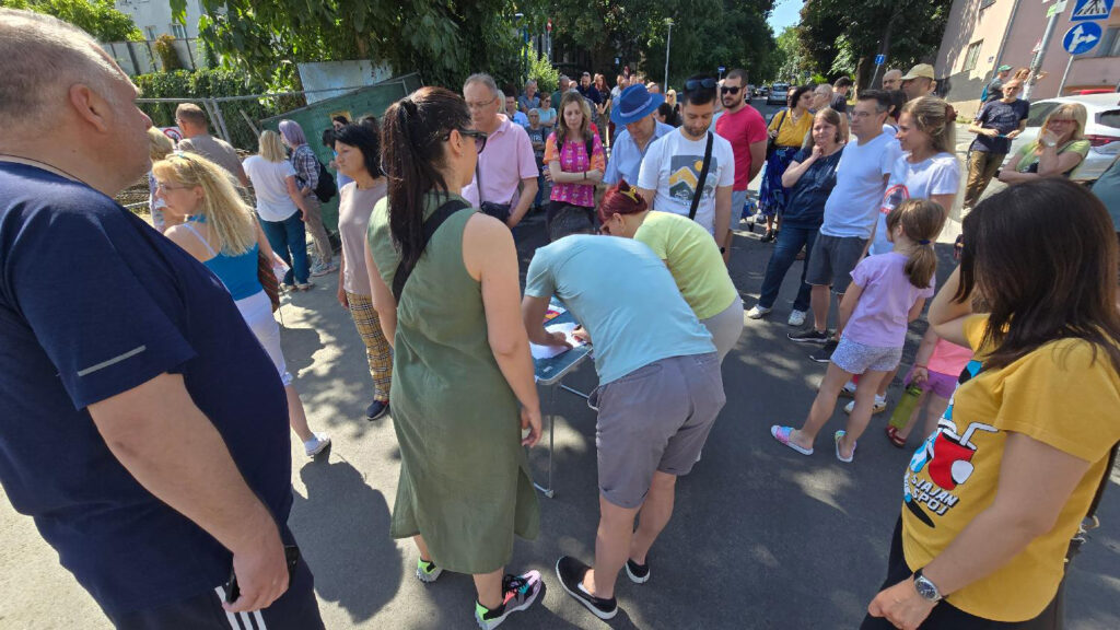Karaburma
Mesto: Beograd
Datum: Sat Jun 14 12:00:54 CEST 2025
Dogadjaj: DRUŠTVO - protest žitelja Karaburme zbog neplanske gradnje
Fotoreporter: Marko Dragoslavić
Izvor: FoNet