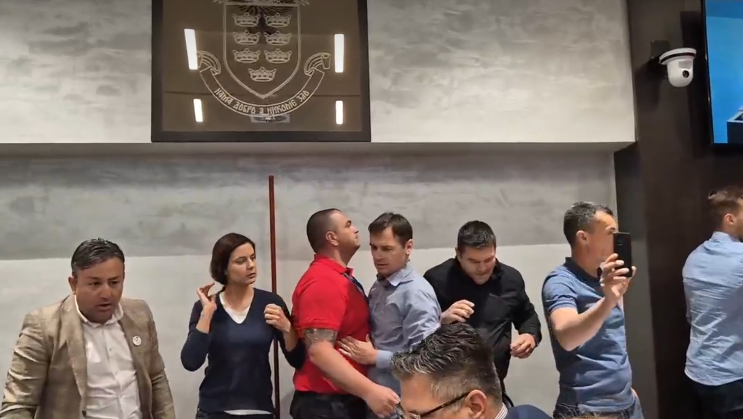 kraljevo 15.05.2025  skupstina kraljeva sednica Haos u Skupštini Kraljeva, obezbeđenje napalo odbornika