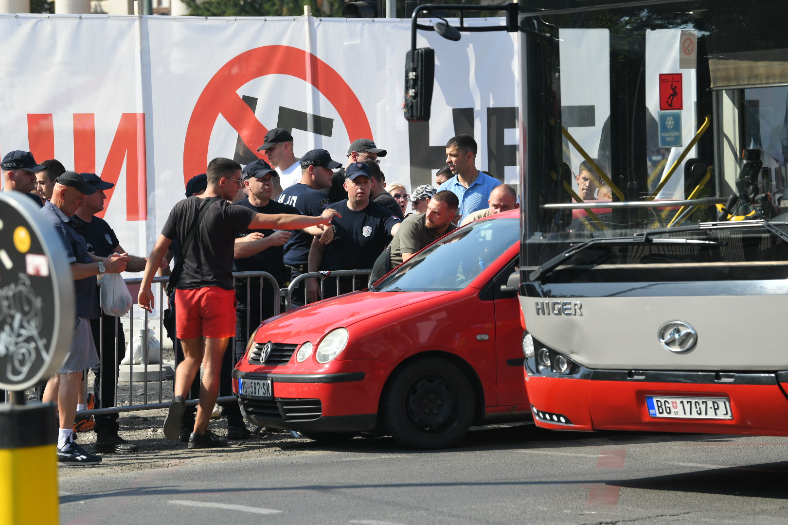 Beograd, 07.06.2025. Transparent sa kukastim krstom osvanuo u Ćacilendu, Ćacilend, Pionirski park, Foto: Amir Hamzagić/Nova.rs