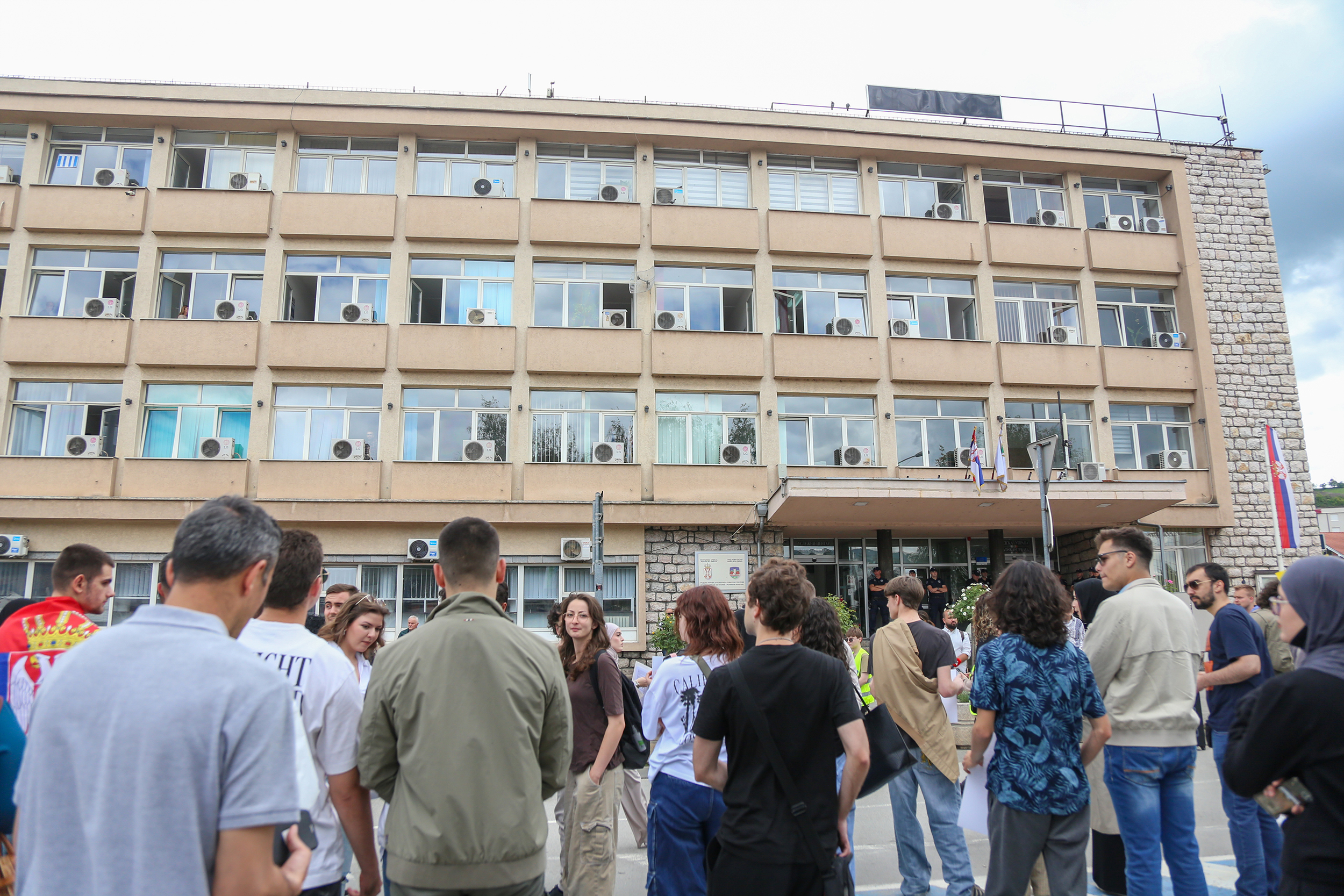 Students in blockade from the State University in Novi Pazar held a protest in front of the City Administration and submitted a request to terminate the contract on advertising local government in "Informer".Studenti u blokadi iz Drzavnog univerziteta u