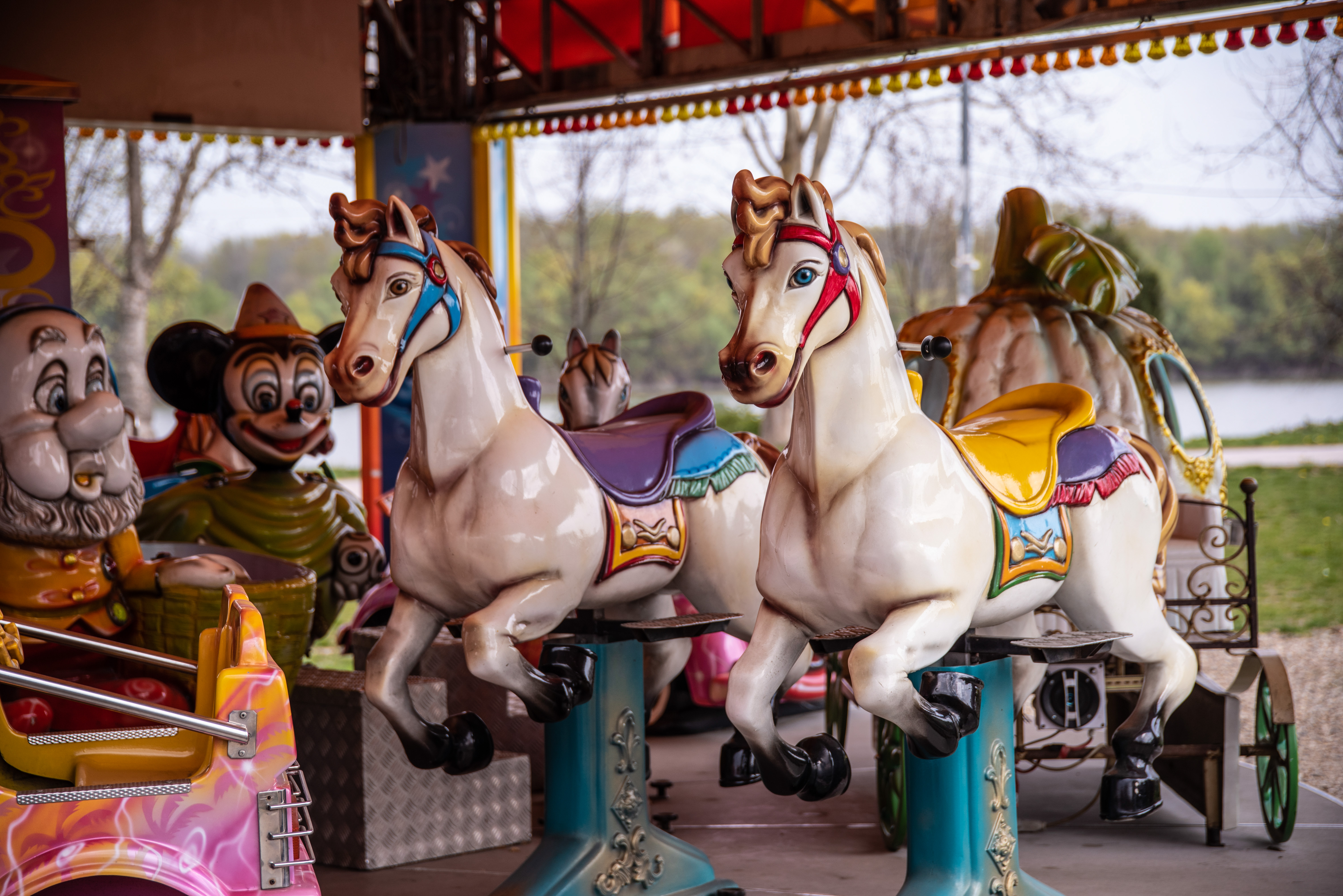 Beograd 05.04.2020. Vanredno stanje, koronavirus, zabrana kretanja 40 sati, vikend, pandemija, zatvoreno, lepo vreme, nema ljudi, sunčan dan, proleće, Zemun, Zemunski kej, luna park, ringišpil Foto:Dragan Mujan/Nova.rs