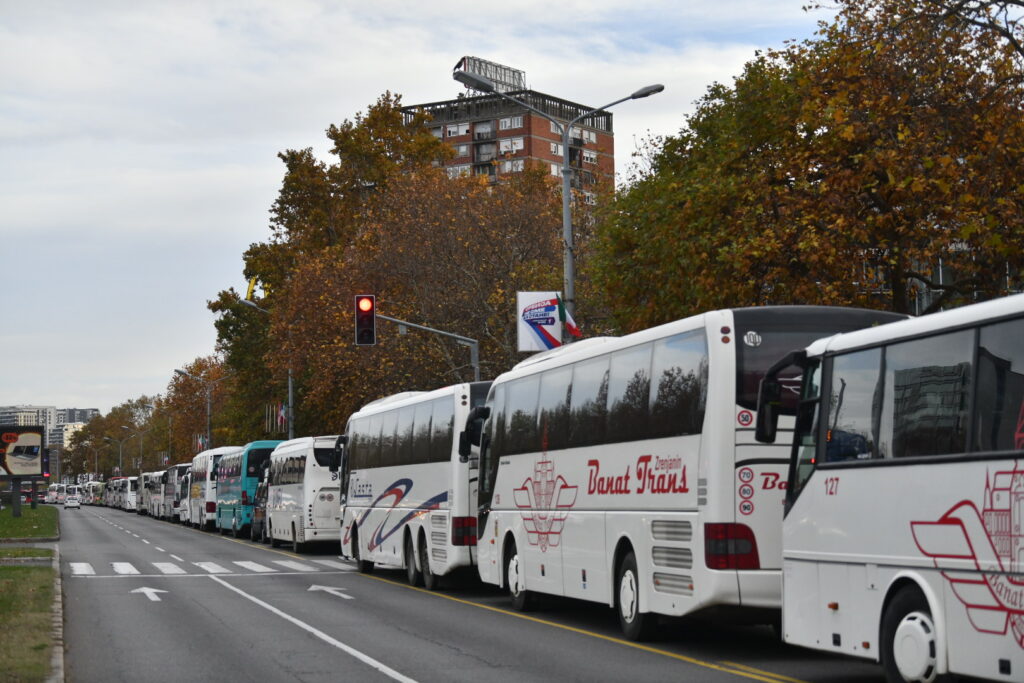Beograd 02. decembar 2023. Pristalice SNS simpatizeri dolaze na skup SNS u Stark Arenu, Srpska napredna stranka autobusi Foto:Vesna Lalić/Nova.rs
