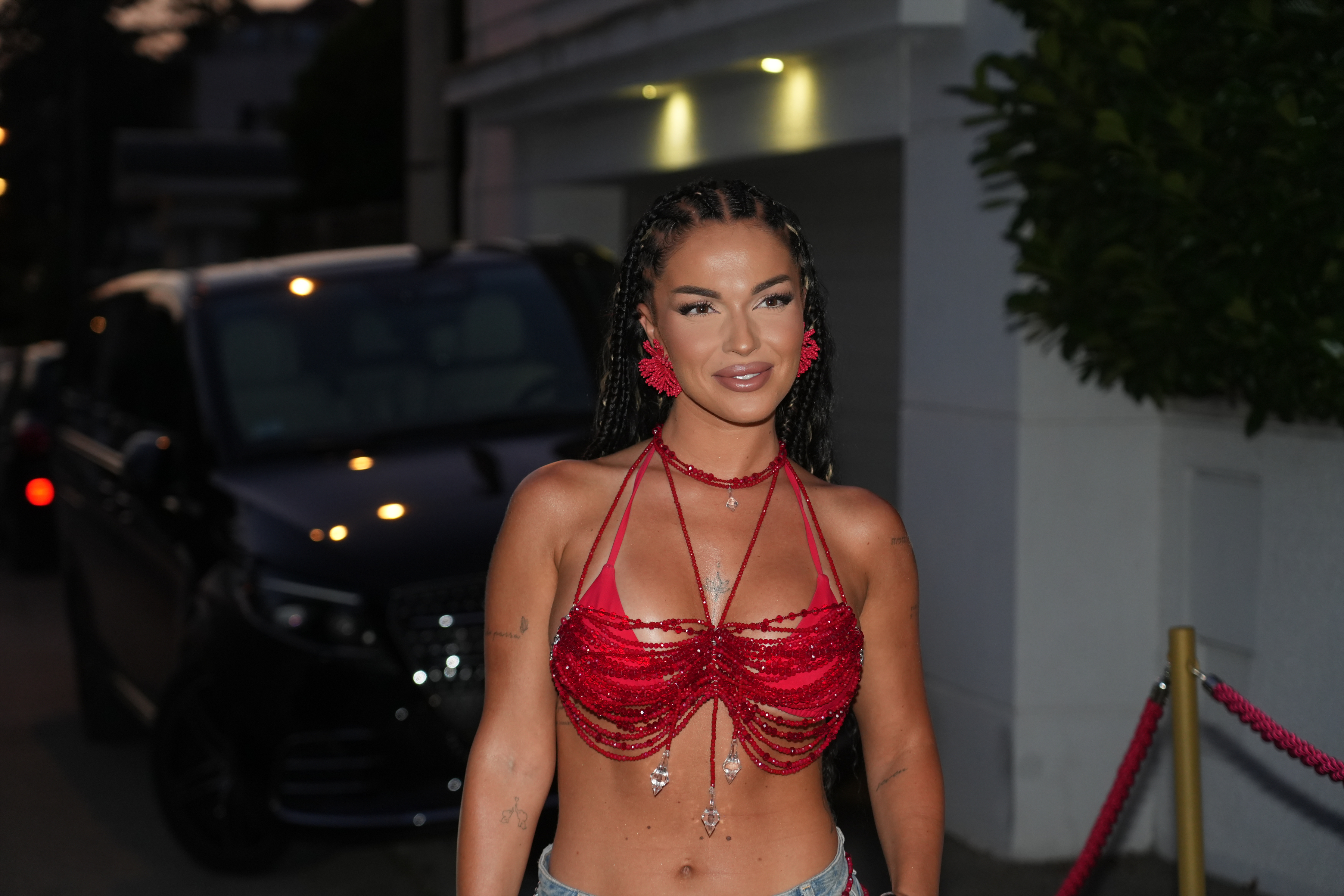 The promotion of Devito's album titled "No Sleep" was held in a villa in Dedinje.Promocija Devitovog albuma pod nazivom "Nema spavanja" odrzana je u vili na Dedinju.