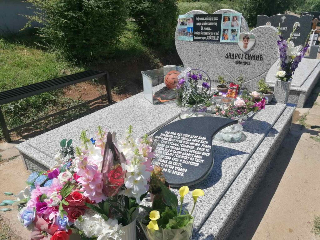 rodjendan ubijenog Andreja Andrej Simić ubijeni mladić groblje porodica i prijatelji