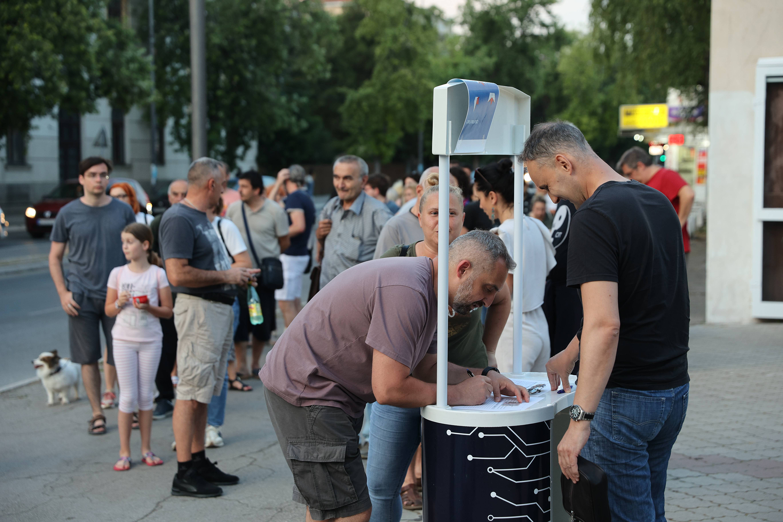 Nis, 17.06.2025. - Potpisivanje peticije za raspisivanje izbira, danas u Nisu.  (BETAPHOTO/SASA DJORDJEVIC)