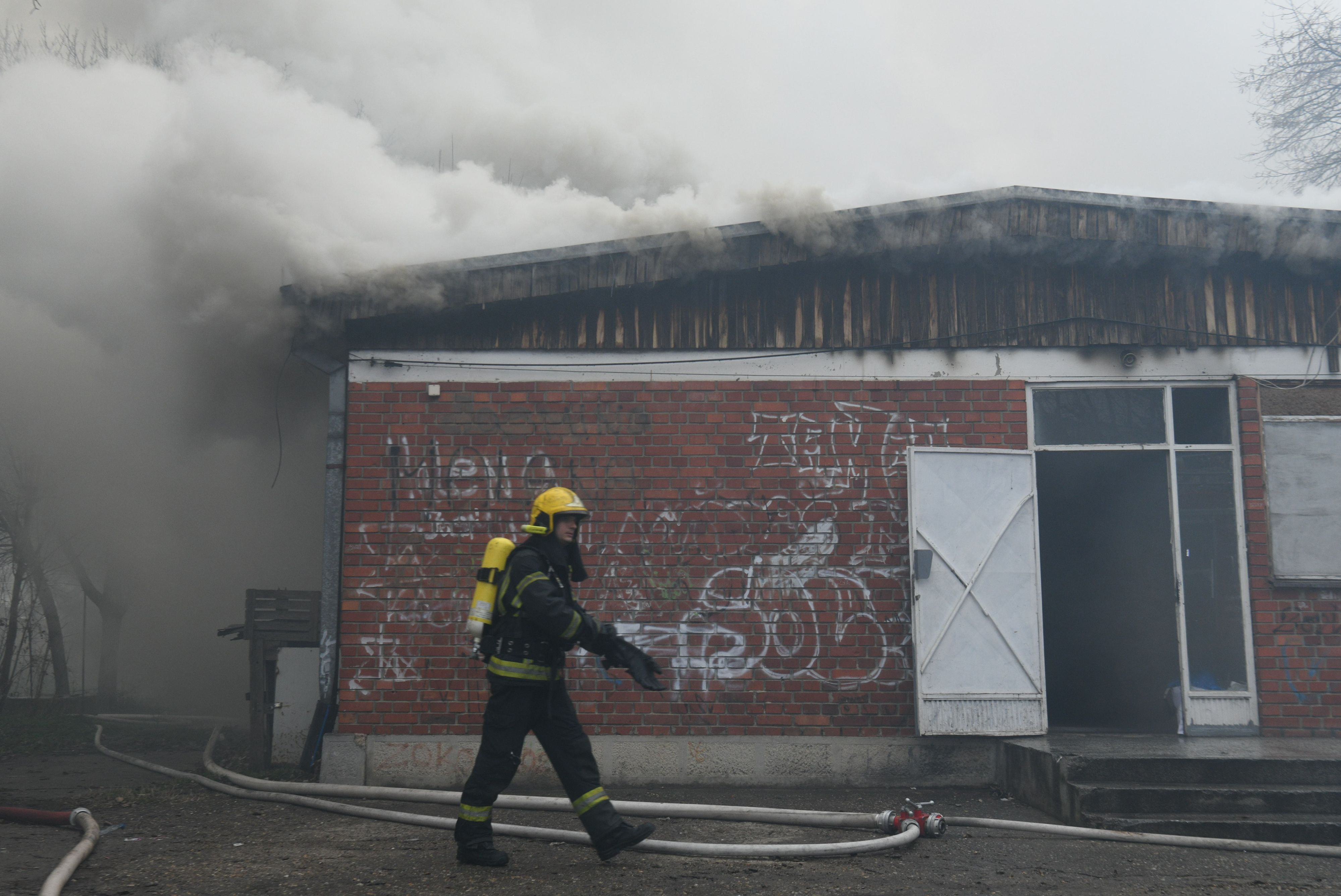Beograd 23.12.2024. Požar u blizini Ade Ciganlije, zapalili se napušteni objekti, vatrogasci, hronika Foto: Filip Krainčanić/Nova.rs