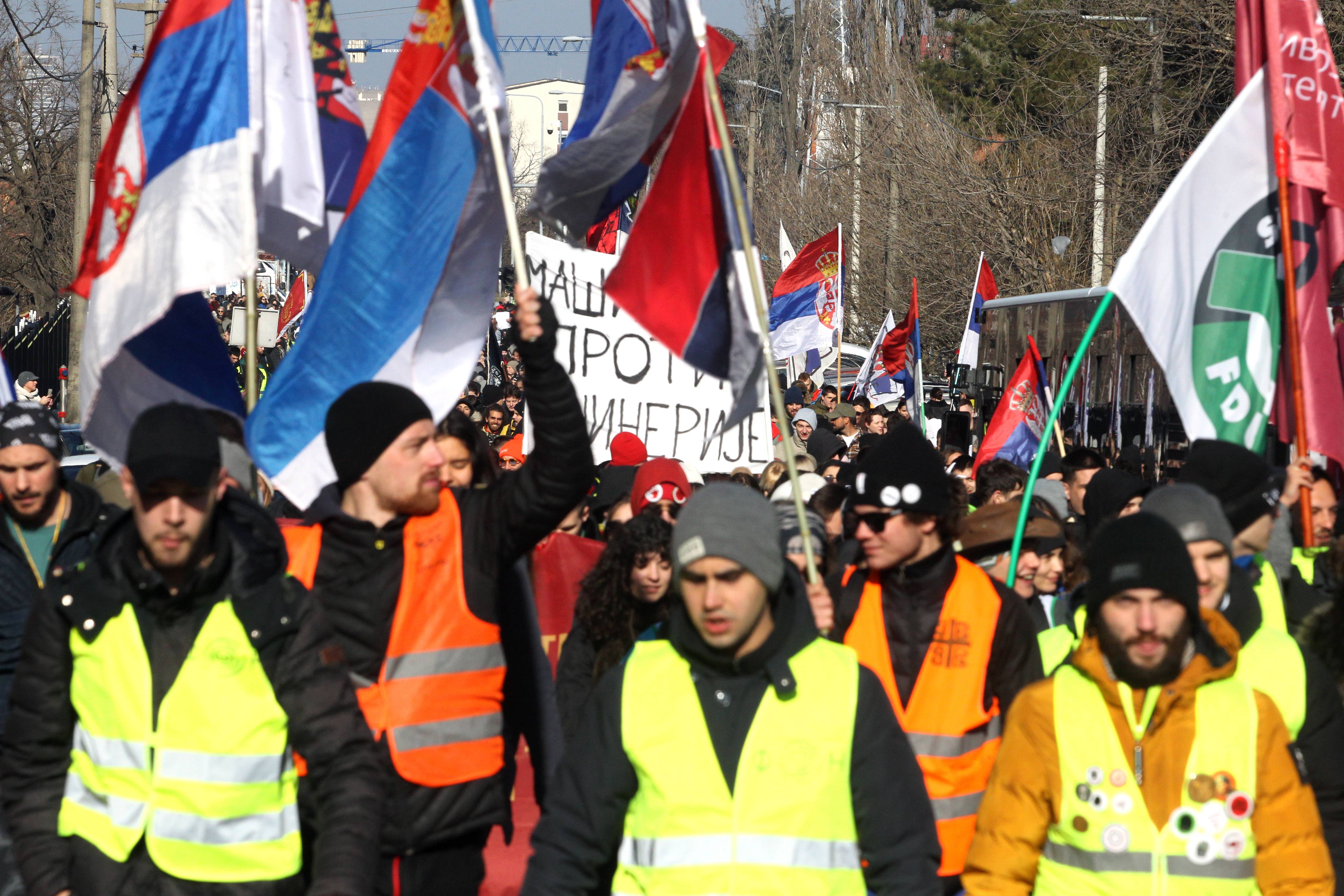 STUDENTI IZ BEOGRADA KRENULI PESKE U KRAGUJEVAC NA PROTEST