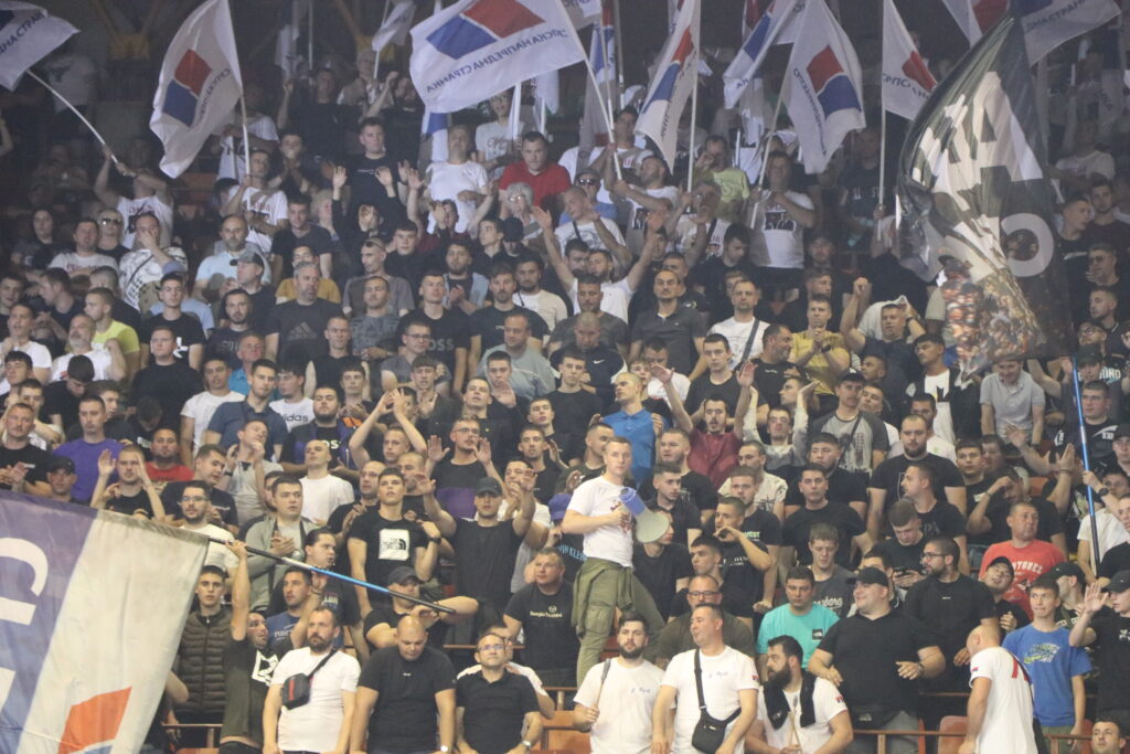 Marko Bosanac Boske sa megafonom, citac struje za SNS