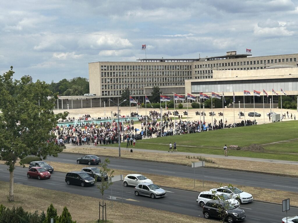 Pristalice SNS-a ispred SIV-a