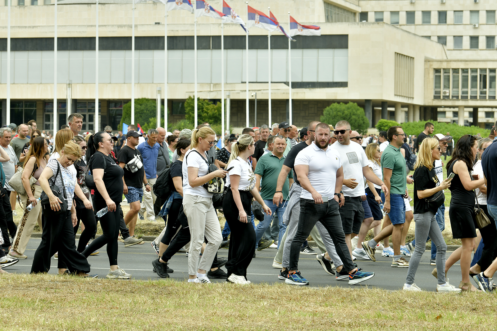 Beograd, 28.06.2025. Palata Srbija, pristalice SNS se skupljaju i kreću prema Skupštini , lojalisti, Vidovdan, idu na književno veče u Ćacilend, pristalice Srpske napredne stranke (SNS) od jutros se organizovano dovode u Beograd