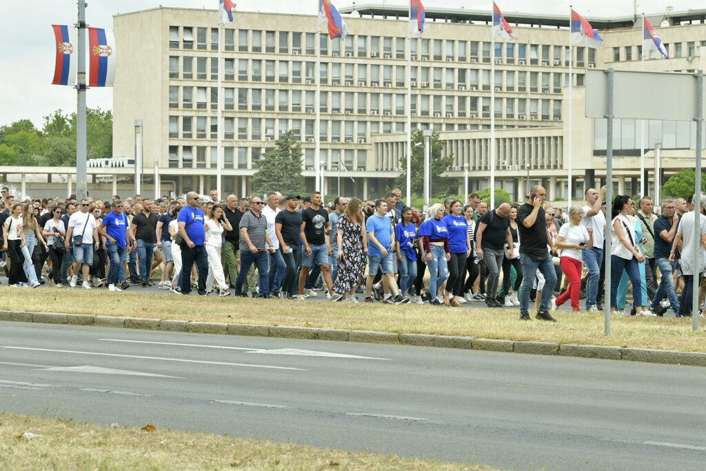 Beograd, 28.06.2025. Palata Srbija, pristalice SNS se skupljaju i kreću prema Skupštini , lojalisti, Vidovdan, idu na književno veče u Ćacilend, pristalice Srpske napredne stranke (SNS) od jutros se organizovano dovode u Beograd