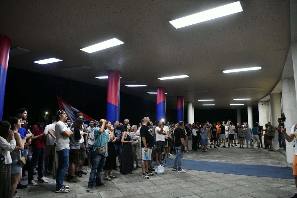 Građani ispred Palate Srbije traže puštanje studenta Stefana Tomića koji je optužen za terorizam