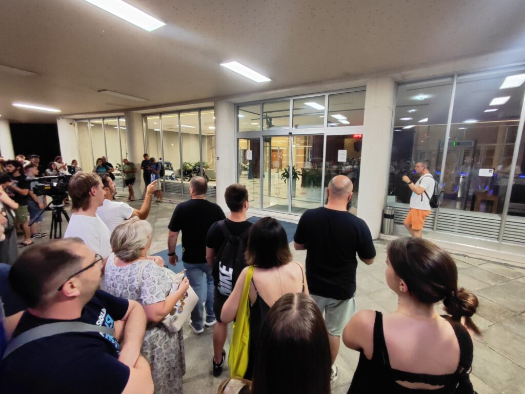 Građani ispred Palate Srbije traže puštanje studenta Stefana Tomića koji je optužen za terorizam