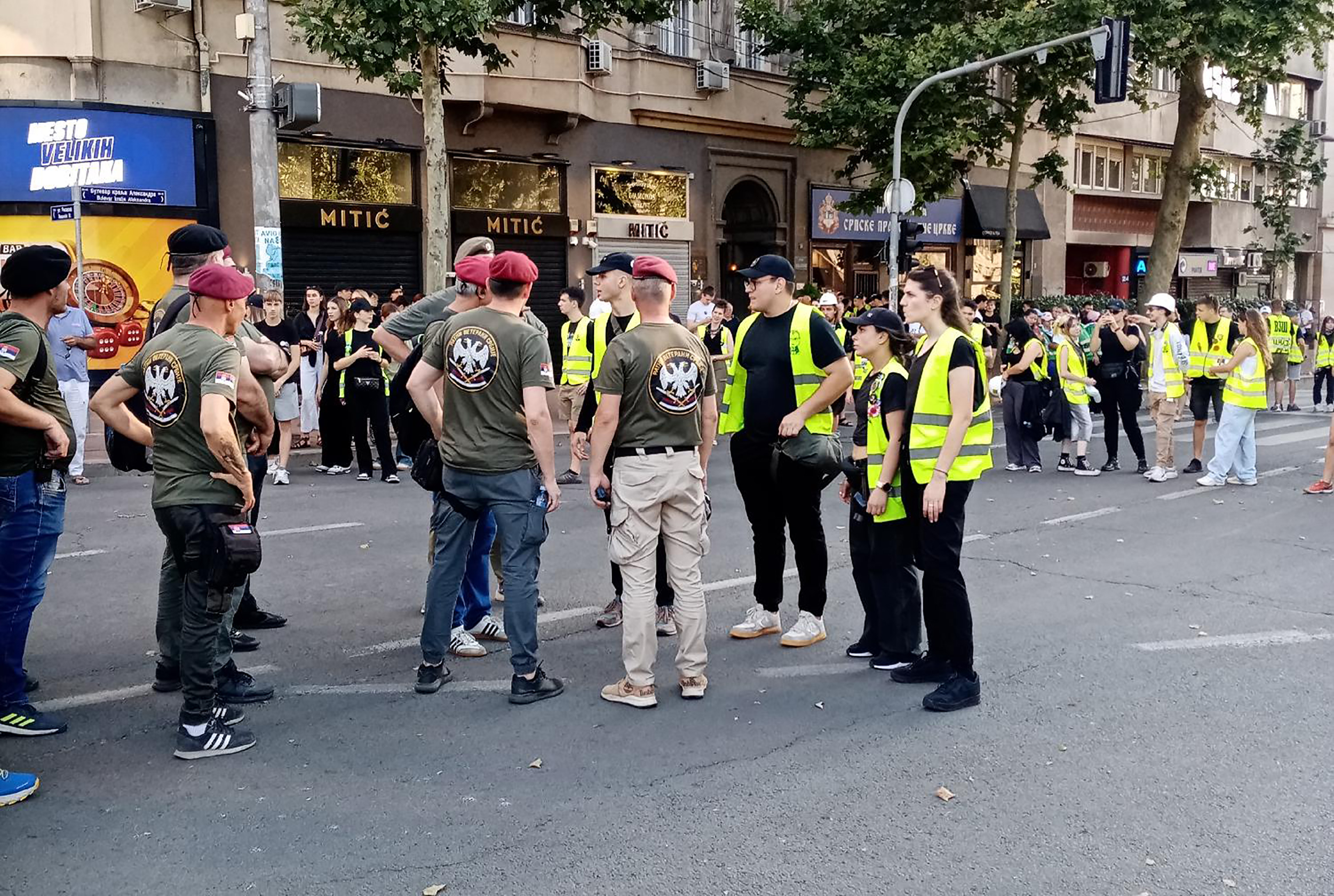 Mesto: Beograd
Datum: 2025-06-28 19:08:31.0
Dogadjaj: DRUŠTVO - protest "Vidimo se na Vidovdan" , na koji su pozvali studenti u blokadi - dogovor veterana iu redara
Fotoreporter: Aljoša Popović
Izvor: FoNet