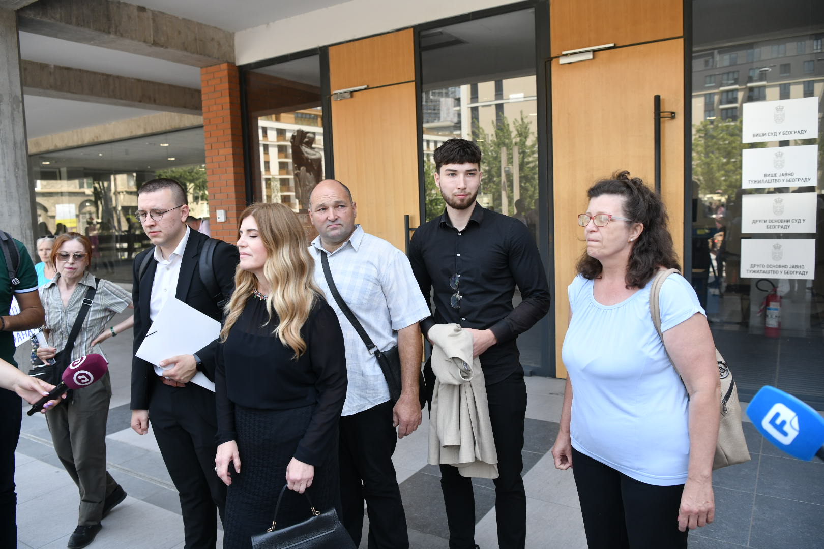 irena radosavljevic i roditelji stefana tomića ispred suda
