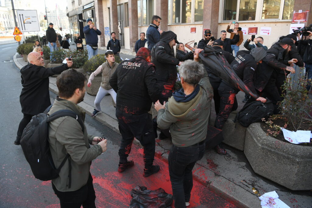 Beograd 06.03.2025. Skupština grada Beograda, sednica, crvena farba ispred skupštine,, obezbeđenje