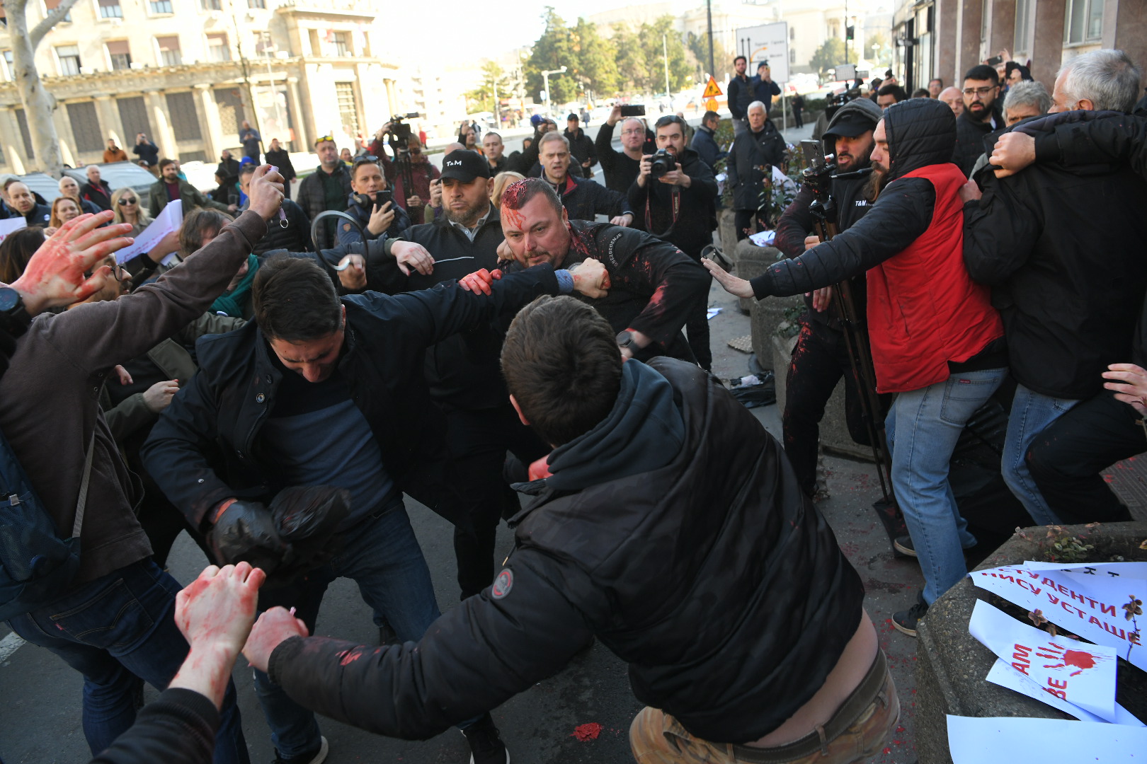 Beograd 06.03.2025. Skupština grada Beograda, sednica, crvena farba ispred skupštine,, obezbeđenje