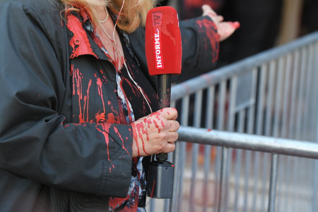 Beograd 06.03.2025. Skupština grada Beograda, sednica, crvena farba ispred skupštine, Branka Lazić novinarka informera informer mikrofon isprskan crvenom farbom, crvena farba