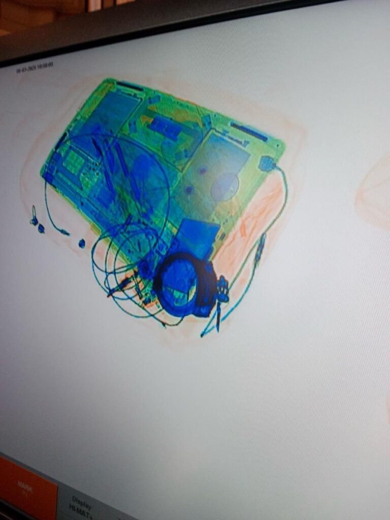 Obezbeđenje Skupštine dojavljuje Kuriru i Informeru sadržaj torbi poslanica i poslanika fotografije sa policijskog skenera na ulazu u Skupštinu,