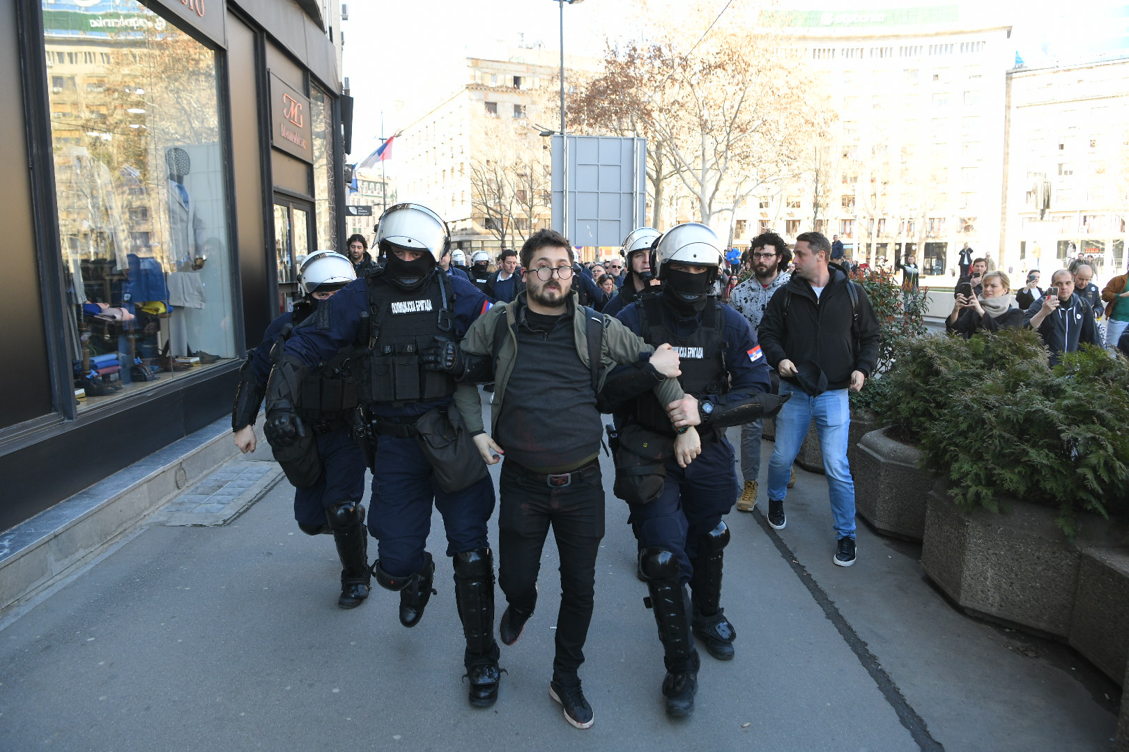 policija u opremi za razbijanje demonstracija ispred zgrade Skupštine grada
 Beograd 06.03.2025. Skupština grada Beograda, sednica, crvena farba ispred skupštine,, obezbeđenje policija kordon hapšenje privođenje  Srđan Marković