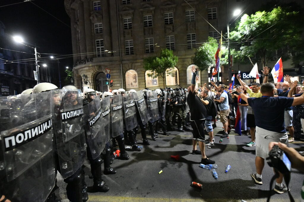 Beograd 28.06.2025   kod Londona, građani i policija. Protest Vidimo se na Vidovdan, veliki studentski protest