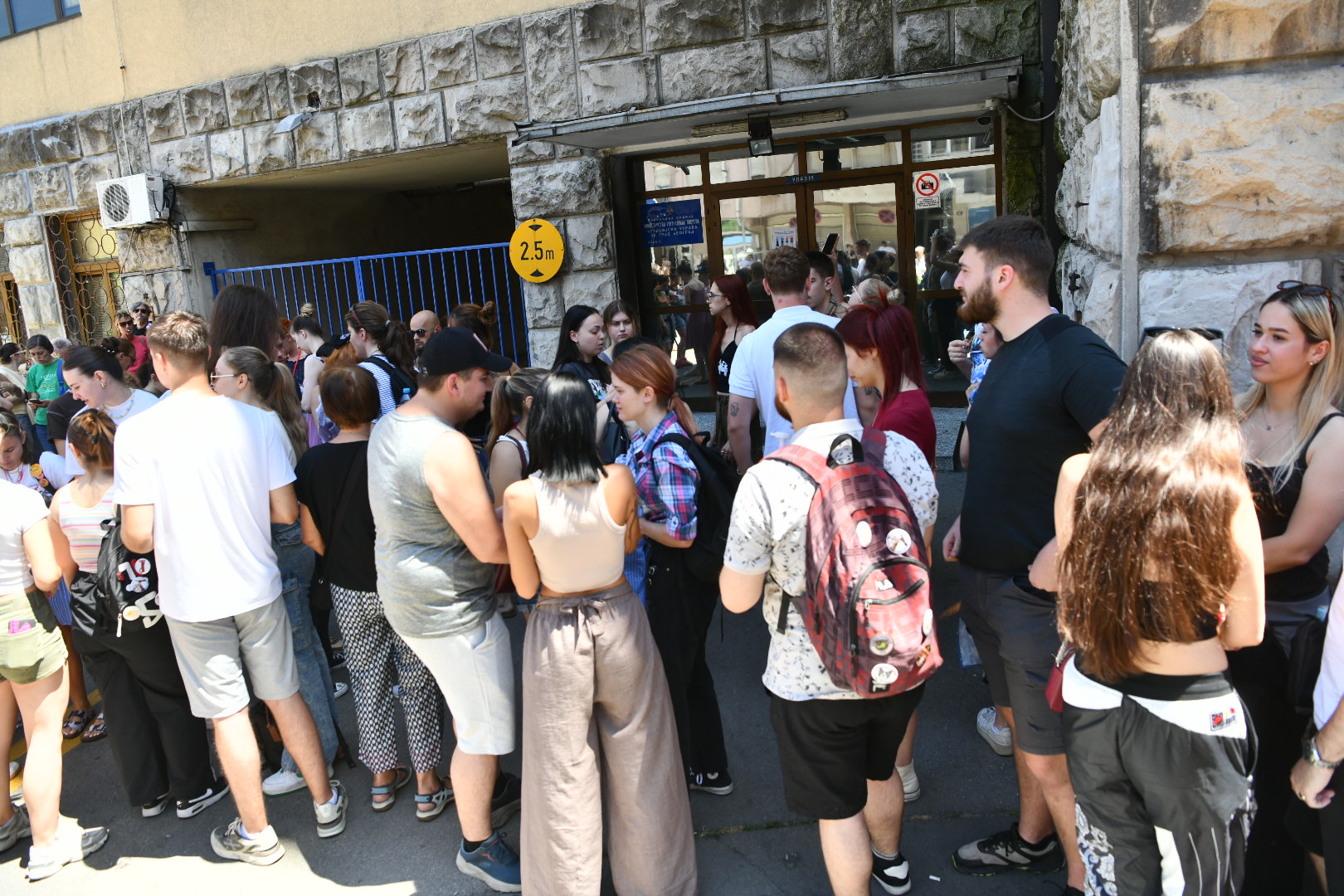 Beograd, 29.06.2025. Bulevar despota Stefana, policijska stanica, 29 novembra, protest zbog privođenja studenta veterine, Petar privedeni   student veterine Foto: Vesna Lalić/Nova.rs
