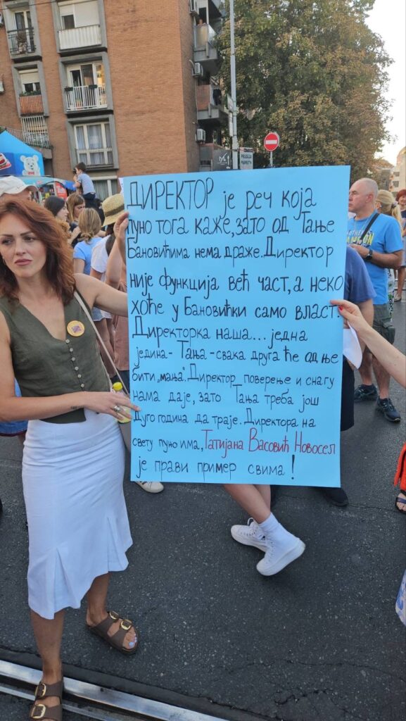 Nastavnici, roditelji i djaci blokirali Pozesku kod Sumarskog zbog najavljene smene direktora skola na ovoj opstini